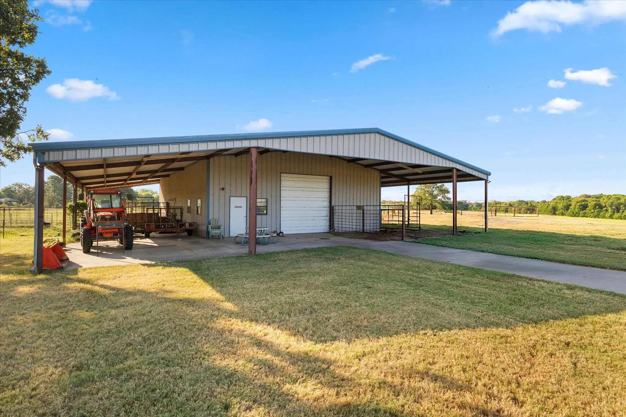 Single Family Residence For Sale in Rains County , 351 Rs County Road 3378, Emory, Texas 75440, 4 Bedroom, 3 Bathroom, 3 Garage spaces, 4,356 Sqft, built in 2006, mls#21359428, Real Estate Agent in Emory, Homes For Sale in Rains county, Homes For Sale in Emory, Realtor in Emory Texas, Real Estate Brokerage Independent Realty Texas, Luminita Cordes Realtor