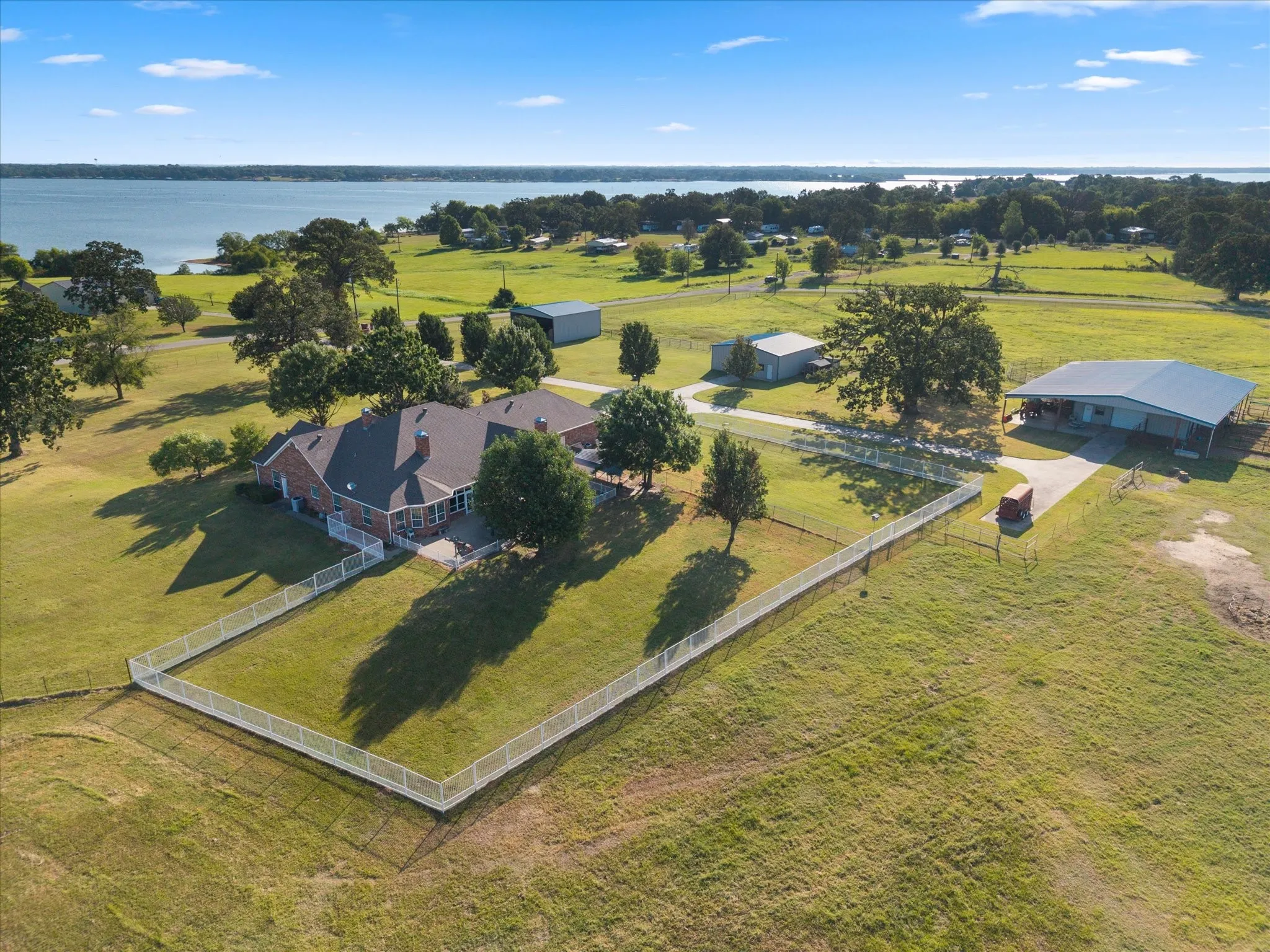 Single Family Residence For Sale in Rains County , 351 Rs County Road 3378, Emory, Texas 75440, 4 Bedroom, 3 Bathroom, 3 Garage spaces, 4,356 Sqft, built in 2006, mls#21359428, Real Estate Agent in Emory, Homes For Sale in Rains county, Homes For Sale in Emory, Realtor in Emory Texas, Real Estate Brokerage Independent Realty Texas, Luminita Cordes Realtor