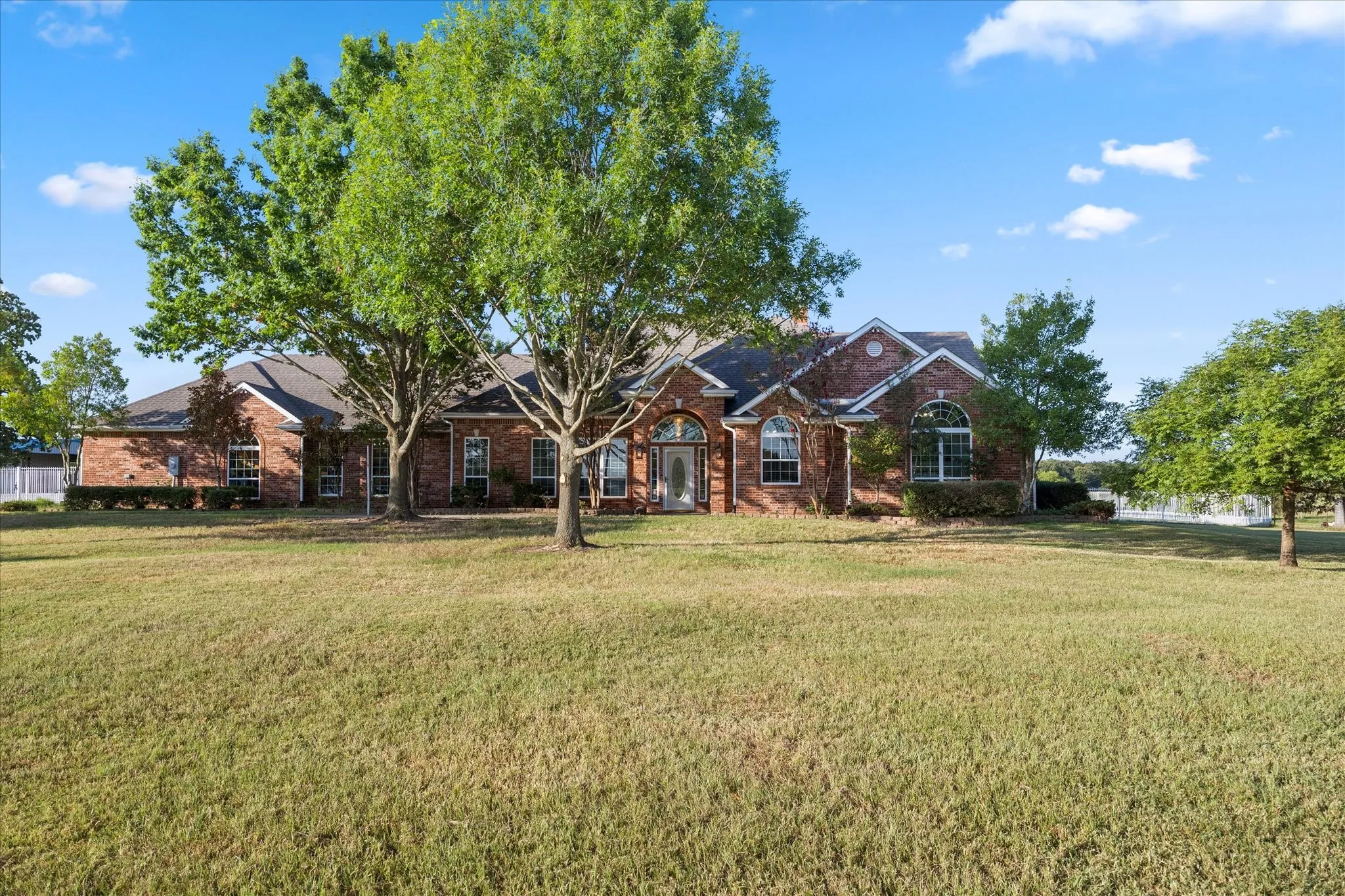 Single Family Residence For Sale in Rains County , 351 Rs County Road 3378, Emory, Texas 75440, 4 Bedroom, 3 Bathroom, 3 Garage spaces, 4,356 Sqft, built in 2006, mls#21359428, Real Estate Agent in Emory, Homes For Sale in Rains county, Homes For Sale in Emory, Realtor in Emory Texas, Real Estate Brokerage Independent Realty Texas, Luminita Cordes Realtor