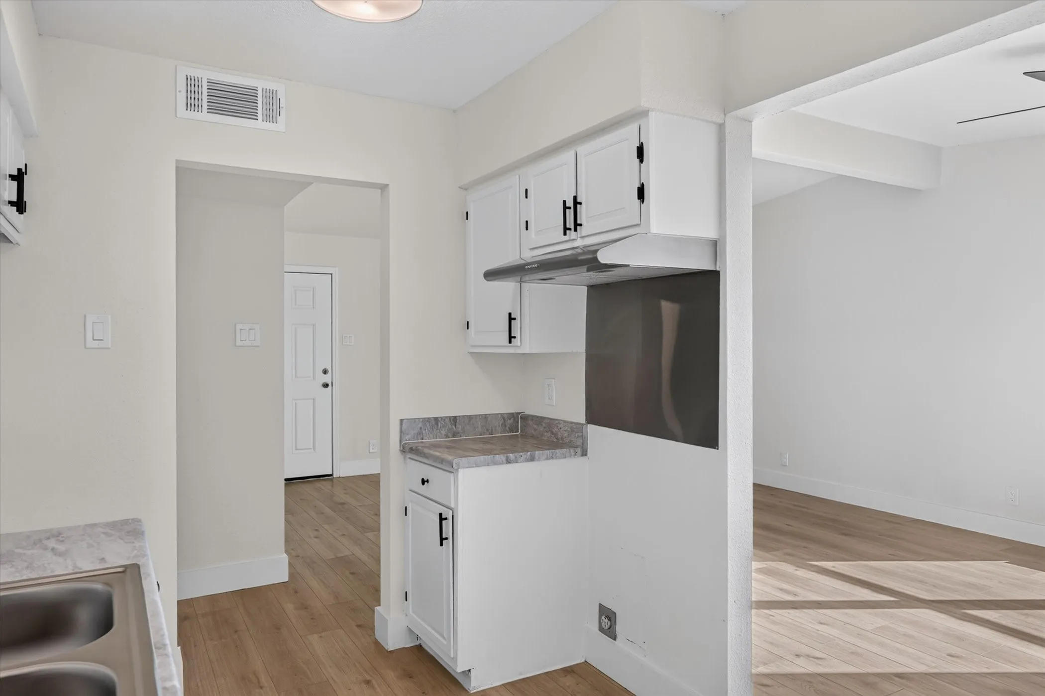 Single Family Residence For Sale in Dallas County , 1037 W Grubb Drive, Mesquite, Texas 75149, 3 Bedroom, 2 Bathroom, 1 Garage spaces, 1,080 Sqft, built in 1963, mls#21359494, Real Estate Agent in Mesquite, Homes For Sale in Dallas county, Homes For Sale in Mesquite, Realtor in Mesquite Texas, Real Estate Brokerage Independent Realty Texas, Luminita Cordes Realtor