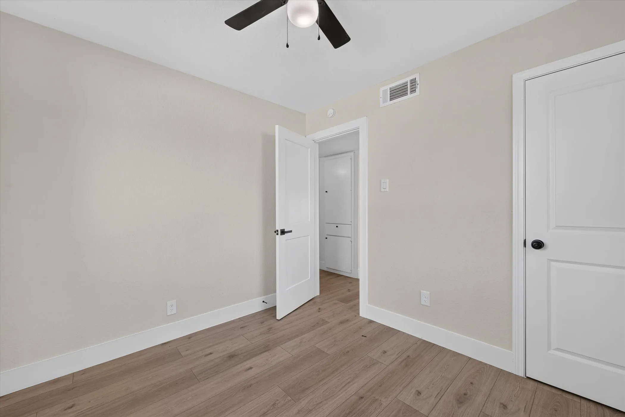 Single Family Residence For Sale in Dallas County , 1037 W Grubb Drive, Mesquite, Texas 75149, 3 Bedroom, 2 Bathroom, 1 Garage spaces, 1,080 Sqft, built in 1963, mls#21359494, Real Estate Agent in Mesquite, Homes For Sale in Dallas county, Homes For Sale in Mesquite, Realtor in Mesquite Texas, Real Estate Brokerage Independent Realty Texas, Luminita Cordes Realtor