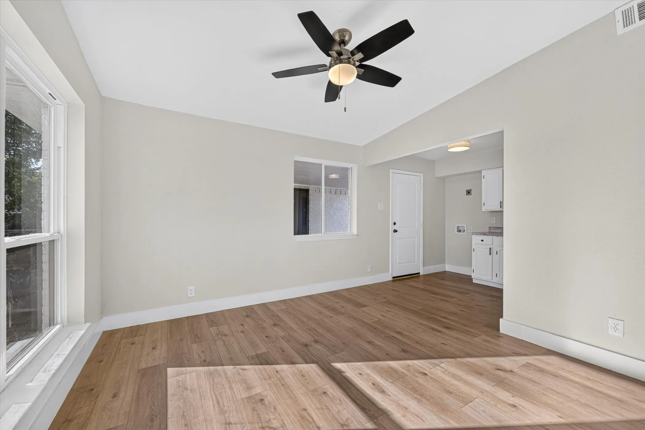Single Family Residence For Sale in Dallas County , 1037 W Grubb Drive, Mesquite, Texas 75149, 3 Bedroom, 2 Bathroom, 1 Garage spaces, 1,080 Sqft, built in 1963, mls#21359494, Real Estate Agent in Mesquite, Homes For Sale in Dallas county, Homes For Sale in Mesquite, Realtor in Mesquite Texas, Real Estate Brokerage Independent Realty Texas, Luminita Cordes Realtor
