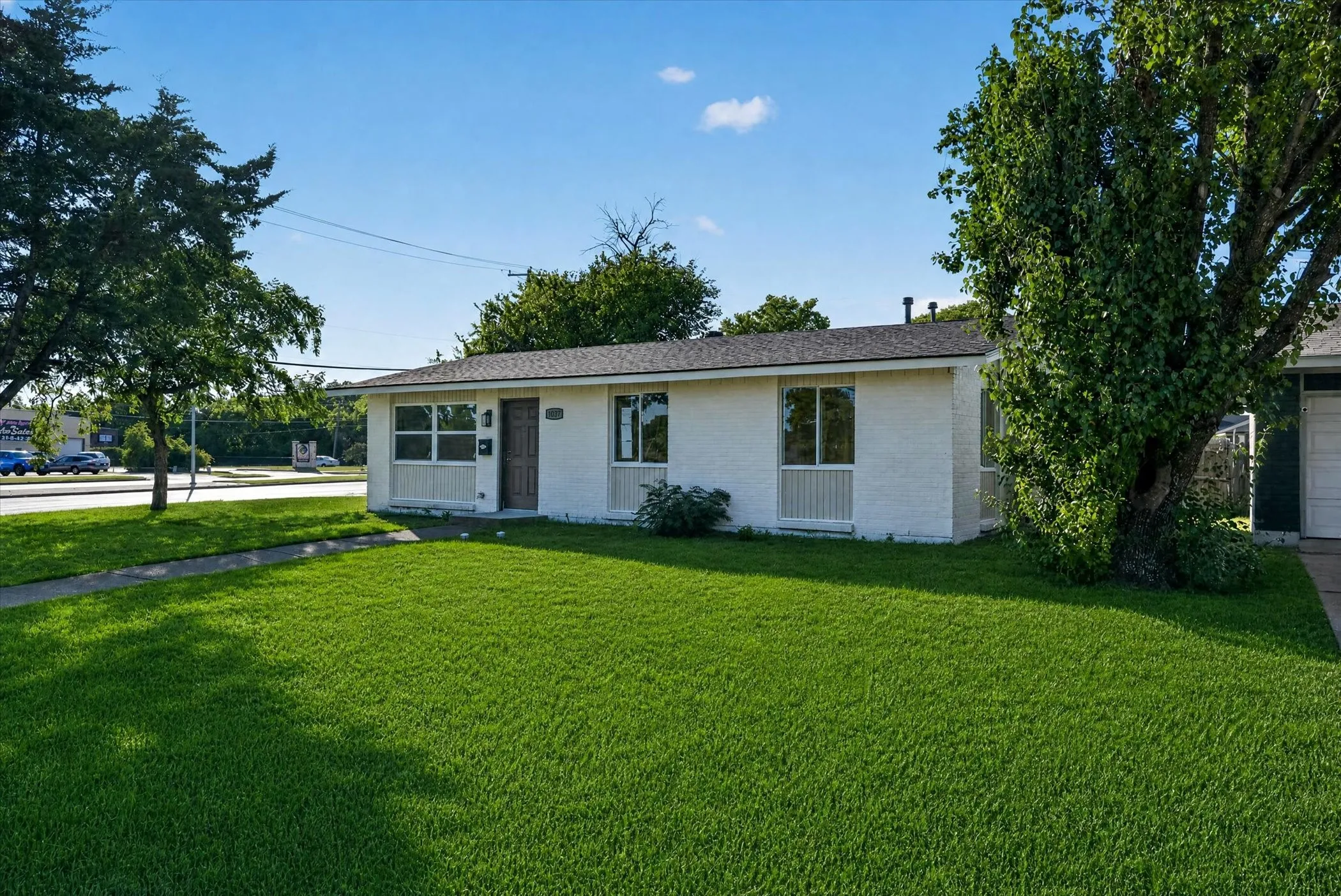 Single Family Residence For Sale in Dallas County , 1037 W Grubb Drive, Mesquite, Texas 75149, 3 Bedroom, 2 Bathroom, 1 Garage spaces, 1,080 Sqft, built in 1963, mls#21359494, Real Estate Agent in Mesquite, Homes For Sale in Dallas county, Homes For Sale in Mesquite, Realtor in Mesquite Texas, Real Estate Brokerage Independent Realty Texas, Luminita Cordes Realtor