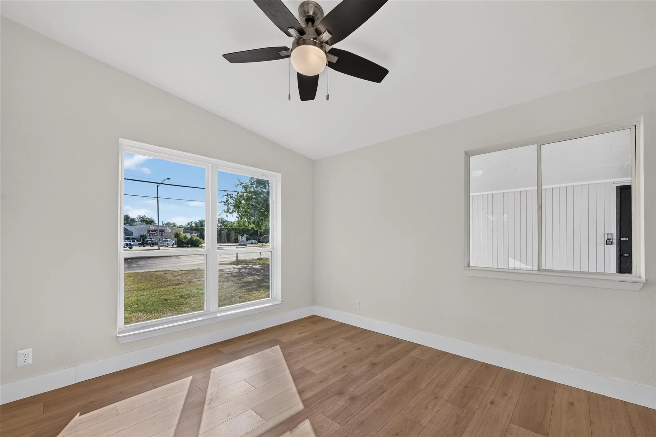 Single Family Residence For Sale in Dallas County , 1037 W Grubb Drive, Mesquite, Texas 75149, 3 Bedroom, 2 Bathroom, 1 Garage spaces, 1,080 Sqft, built in 1963, mls#21359494, Real Estate Agent in Mesquite, Homes For Sale in Dallas county, Homes For Sale in Mesquite, Realtor in Mesquite Texas, Real Estate Brokerage Independent Realty Texas, Luminita Cordes Realtor