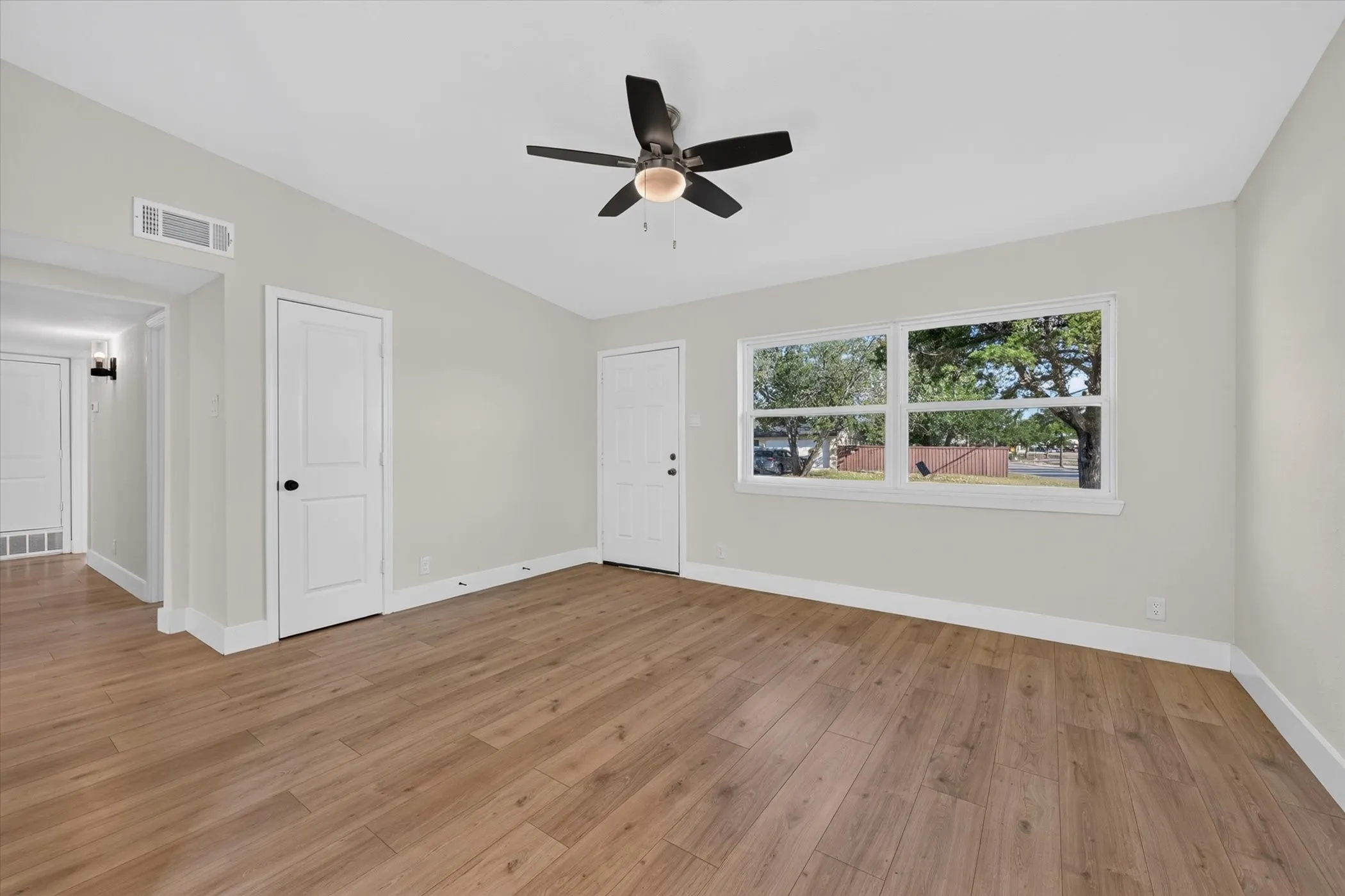 Single Family Residence For Sale in Dallas County , 1037 W Grubb Drive, Mesquite, Texas 75149, 3 Bedroom, 2 Bathroom, 1 Garage spaces, 1,080 Sqft, built in 1963, mls#21359494, Real Estate Agent in Mesquite, Homes For Sale in Dallas county, Homes For Sale in Mesquite, Realtor in Mesquite Texas, Real Estate Brokerage Independent Realty Texas, Luminita Cordes Realtor