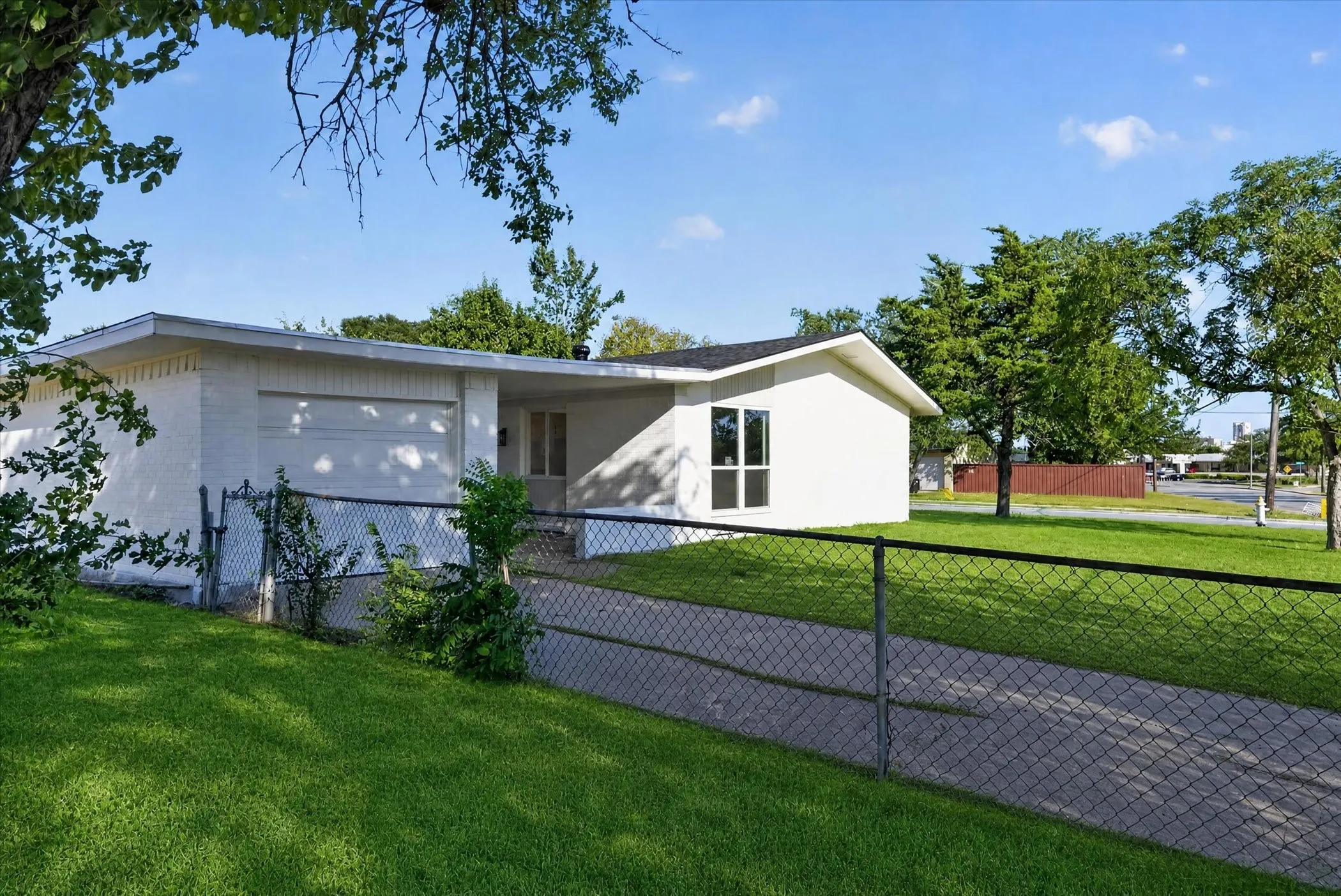 Single Family Residence For Sale in Dallas County , 1037 W Grubb Drive, Mesquite, Texas 75149, 3 Bedroom, 2 Bathroom, 1 Garage spaces, 1,080 Sqft, built in 1963, mls#21359494, Real Estate Agent in Mesquite, Homes For Sale in Dallas county, Homes For Sale in Mesquite, Realtor in Mesquite Texas, Real Estate Brokerage Independent Realty Texas, Luminita Cordes Realtor