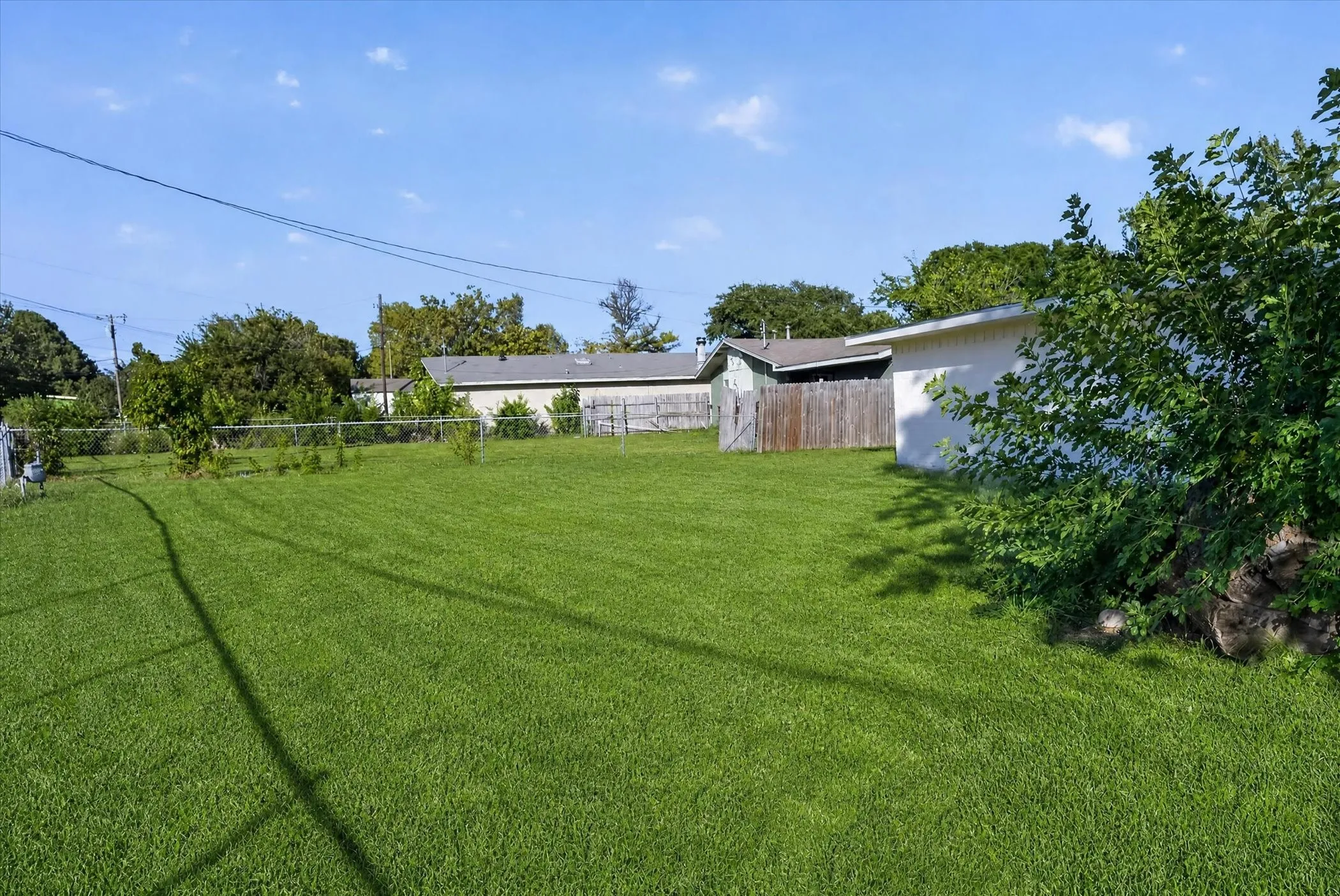 Single Family Residence For Sale in Dallas County , 1037 W Grubb Drive, Mesquite, Texas 75149, 3 Bedroom, 2 Bathroom, 1 Garage spaces, 1,080 Sqft, built in 1963, mls#21359494, Real Estate Agent in Mesquite, Homes For Sale in Dallas county, Homes For Sale in Mesquite, Realtor in Mesquite Texas, Real Estate Brokerage Independent Realty Texas, Luminita Cordes Realtor
