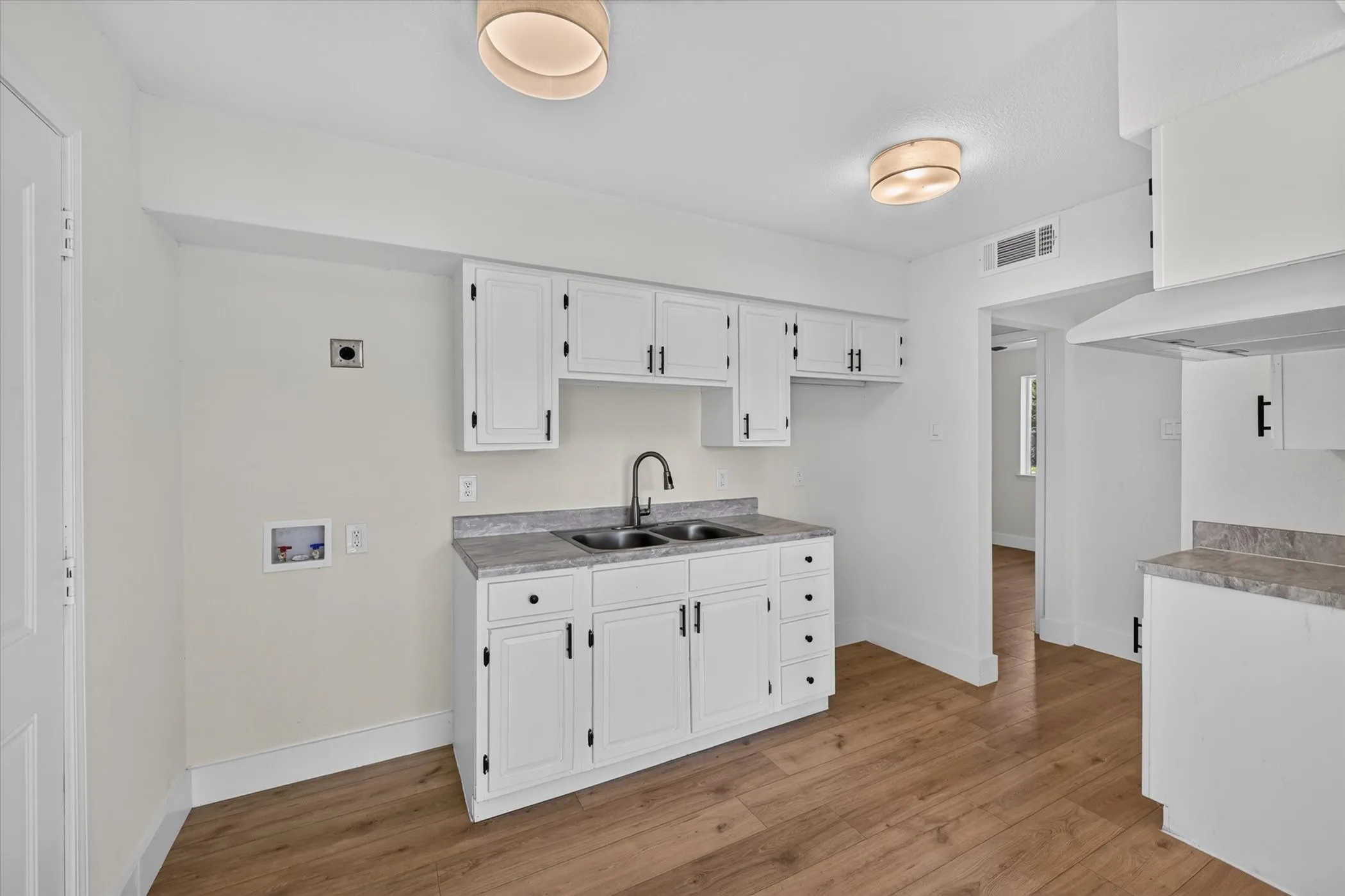 Single Family Residence For Sale in Dallas County , 1037 W Grubb Drive, Mesquite, Texas 75149, 3 Bedroom, 2 Bathroom, 1 Garage spaces, 1,080 Sqft, built in 1963, mls#21359494, Real Estate Agent in Mesquite, Homes For Sale in Dallas county, Homes For Sale in Mesquite, Realtor in Mesquite Texas, Real Estate Brokerage Independent Realty Texas, Luminita Cordes Realtor