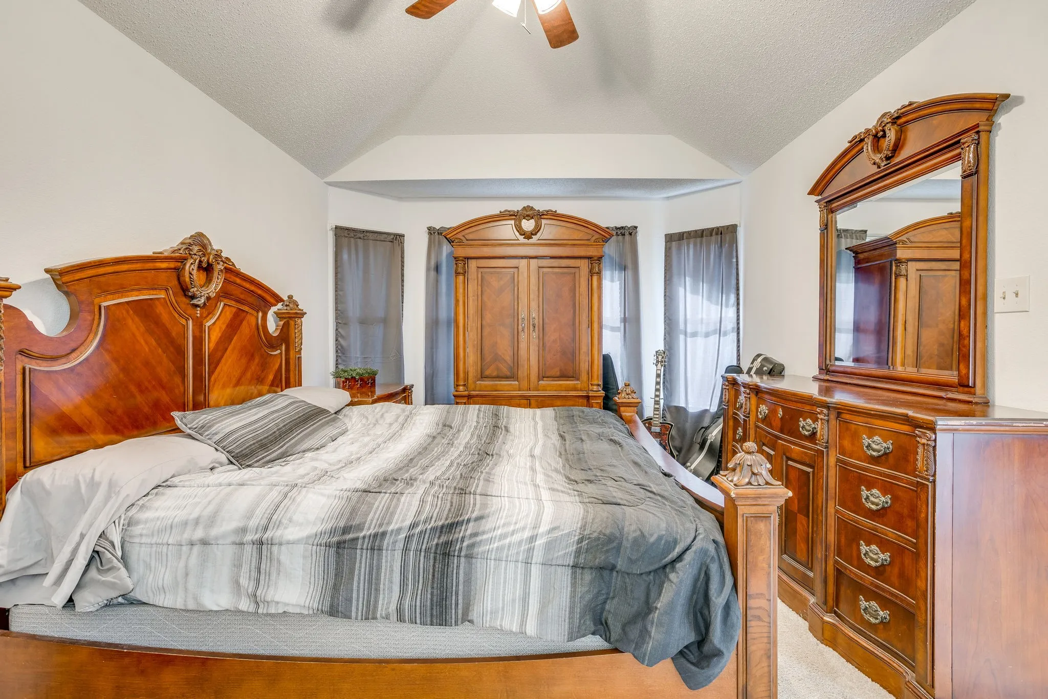 Vaulted ceiling with a ceiling fan