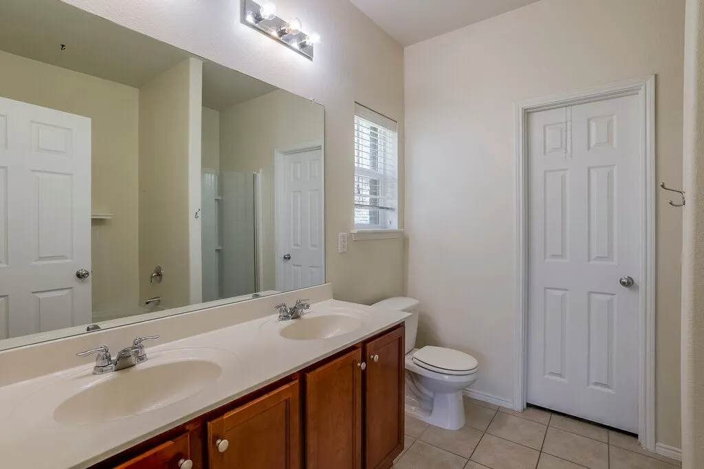 Single Family Residence For Sale in Tarrant County , 807 Bastrop Drive, Arlington, Texas 76002, 3 Bedroom, 2 Bathroom, 2 Garage spaces, 1,661 Sqft, built in 2012, mls#21358916, Real Estate Agent in Arlington, Homes For Sale in Tarrant county, Homes For Sale in Arlington, Realtor in Arlington Texas, Real Estate Brokerage Independent Realty Texas, Luminita Cordes Realtor
