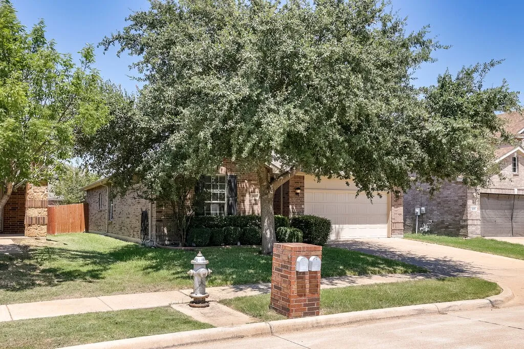 Single Family Residence For Sale in Tarrant County , 807 Bastrop Drive, Arlington, Texas 76002, 3 Bedroom, 2 Bathroom, 2 Garage spaces, 1,661 Sqft, built in 2012, mls#21358916, Real Estate Agent in Arlington, Homes For Sale in Tarrant county, Homes For Sale in Arlington, Realtor in Arlington Texas, Real Estate Brokerage Independent Realty Texas, Luminita Cordes Realtor