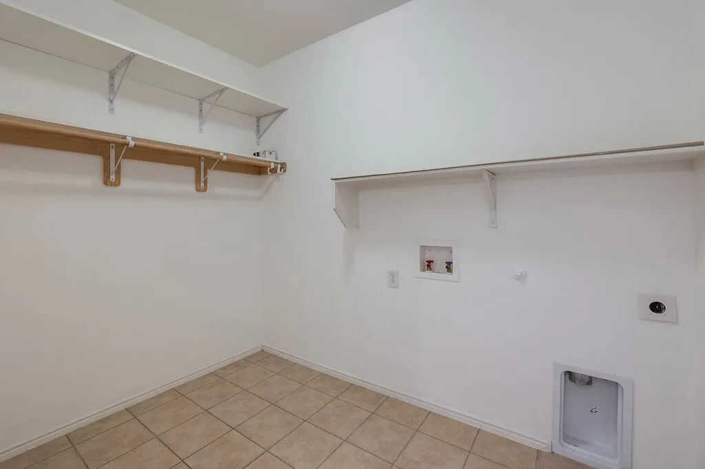 Single Family Residence For Sale in Tarrant County , 807 Bastrop Drive, Arlington, Texas 76002, 3 Bedroom, 2 Bathroom, 2 Garage spaces, 1,661 Sqft, built in 2012, mls#21358916, Real Estate Agent in Arlington, Homes For Sale in Tarrant county, Homes For Sale in Arlington, Realtor in Arlington Texas, Real Estate Brokerage Independent Realty Texas, Luminita Cordes Realtor