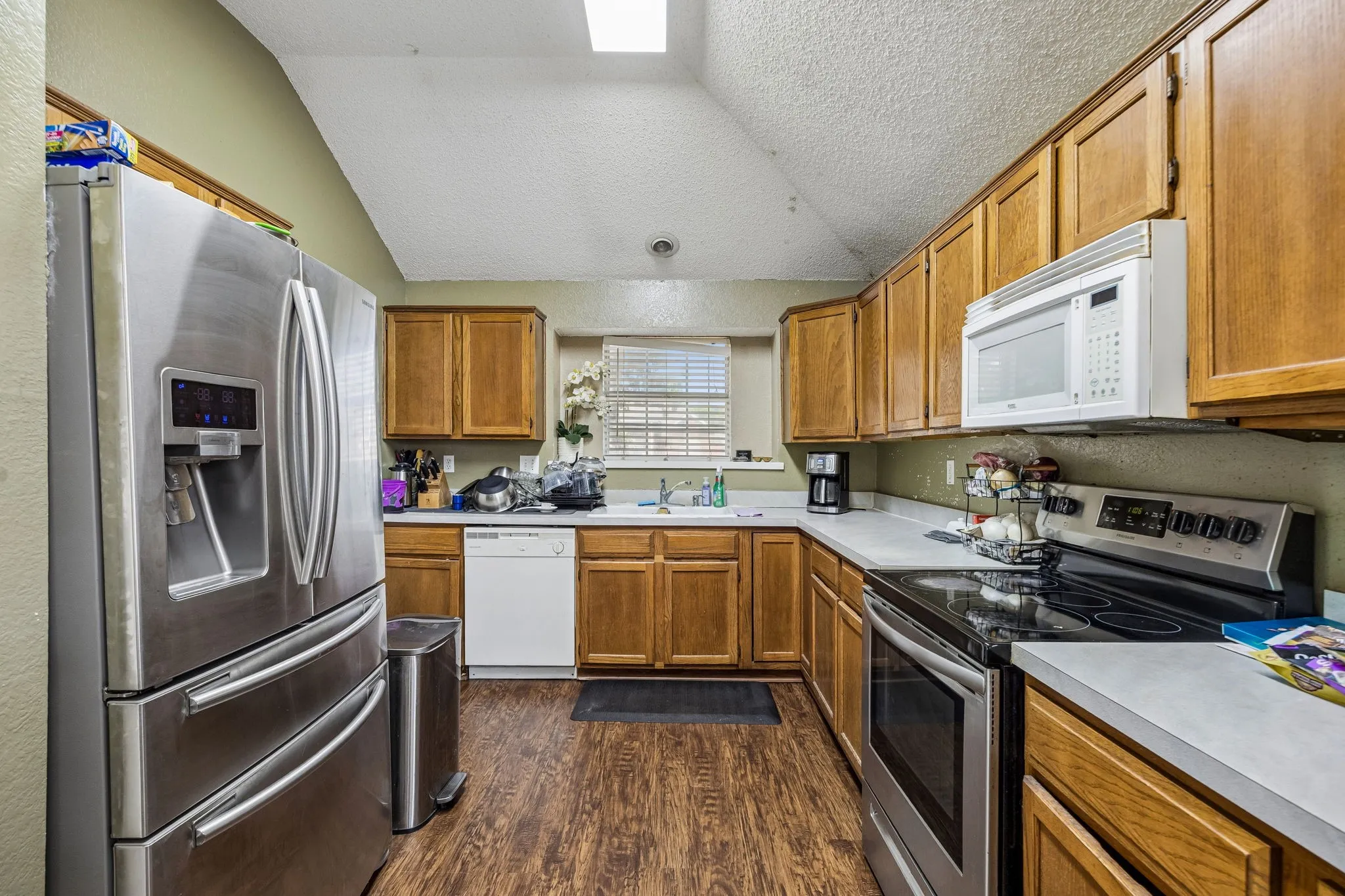 Single Family Residence For Sale in Denton County , 7100 Longo Drive, The Colony, Texas 75056, 3 Bedroom, 2 Bathroom, 2 Garage spaces, 1,667 Sqft, built in 1990, mls#21358525, Real Estate Agent in The Colony, Homes For Sale in Denton county, Homes For Sale in The Colony, Realtor in The Colony Texas, Real Estate Brokerage Independent Realty Texas, Luminita Cordes Realtor