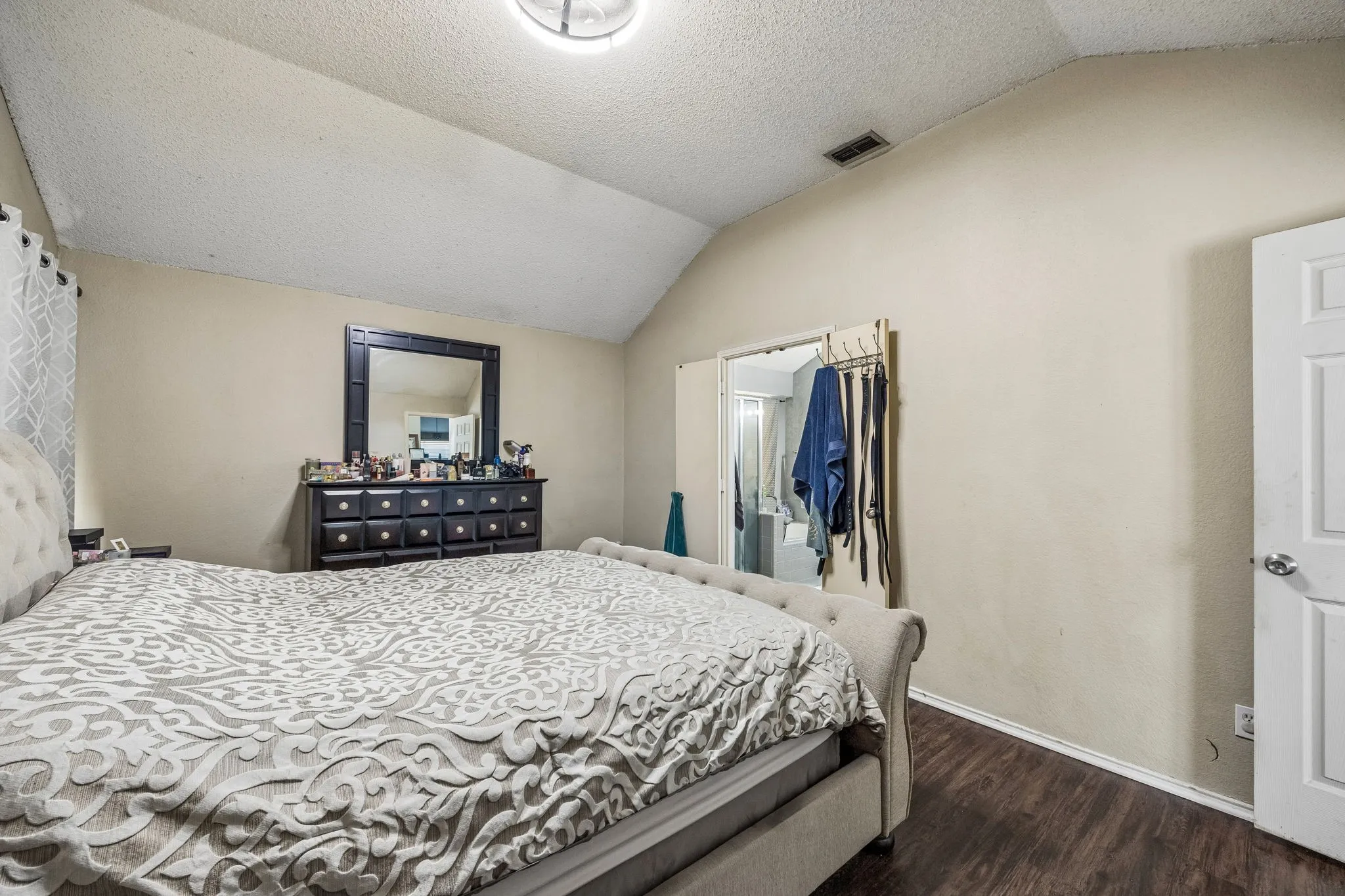 Single Family Residence For Sale in Denton County , 7100 Longo Drive, The Colony, Texas 75056, 3 Bedroom, 2 Bathroom, 2 Garage spaces, 1,667 Sqft, built in 1990, mls#21358525, Real Estate Agent in The Colony, Homes For Sale in Denton county, Homes For Sale in The Colony, Realtor in The Colony Texas, Real Estate Brokerage Independent Realty Texas, Luminita Cordes Realtor