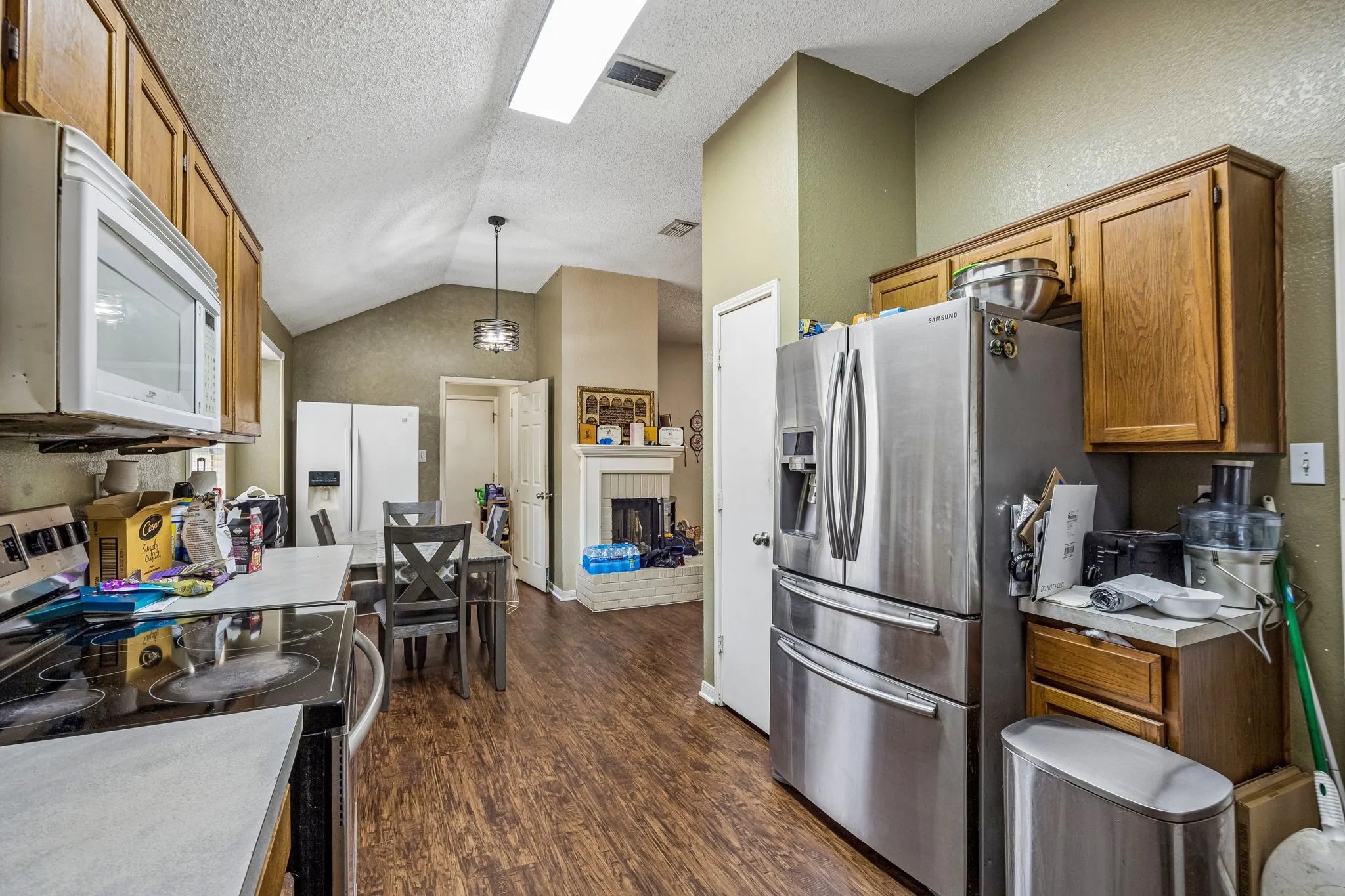 Single Family Residence For Sale in Denton County , 7100 Longo Drive, The Colony, Texas 75056, 3 Bedroom, 2 Bathroom, 2 Garage spaces, 1,667 Sqft, built in 1990, mls#21358525, Real Estate Agent in The Colony, Homes For Sale in Denton county, Homes For Sale in The Colony, Realtor in The Colony Texas, Real Estate Brokerage Independent Realty Texas, Luminita Cordes Realtor