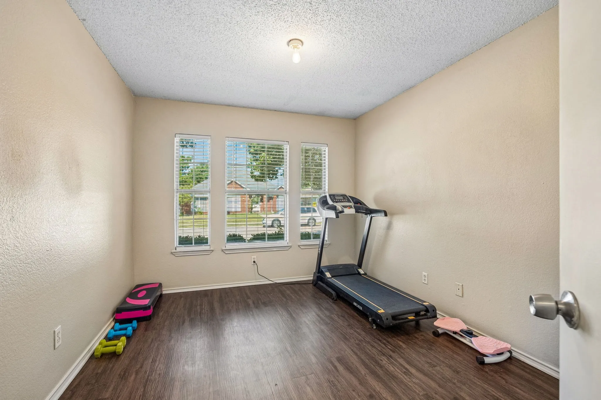Single Family Residence For Sale in Denton County , 7100 Longo Drive, The Colony, Texas 75056, 3 Bedroom, 2 Bathroom, 2 Garage spaces, 1,667 Sqft, built in 1990, mls#21358525, Real Estate Agent in The Colony, Homes For Sale in Denton county, Homes For Sale in The Colony, Realtor in The Colony Texas, Real Estate Brokerage Independent Realty Texas, Luminita Cordes Realtor