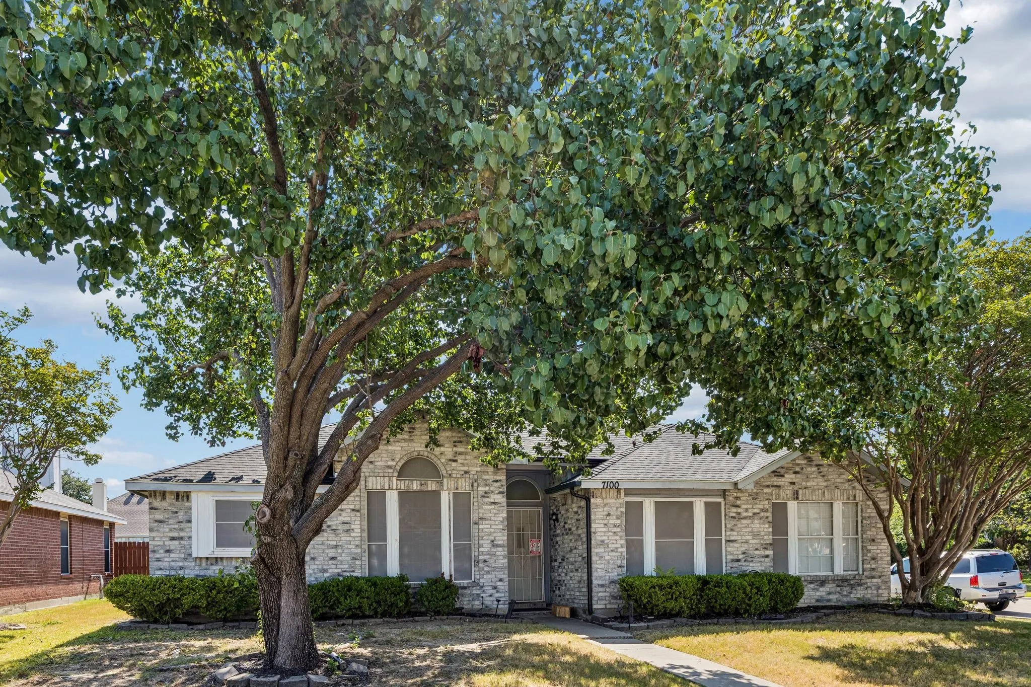 Single Family Residence For Sale in Denton County , 7100 Longo Drive, The Colony, Texas 75056, 3 Bedroom, 2 Bathroom, 2 Garage spaces, 1,667 Sqft, built in 1990, mls#21358525, Real Estate Agent in The Colony, Homes For Sale in Denton county, Homes For Sale in The Colony, Realtor in The Colony Texas, Real Estate Brokerage Independent Realty Texas, Luminita Cordes Realtor