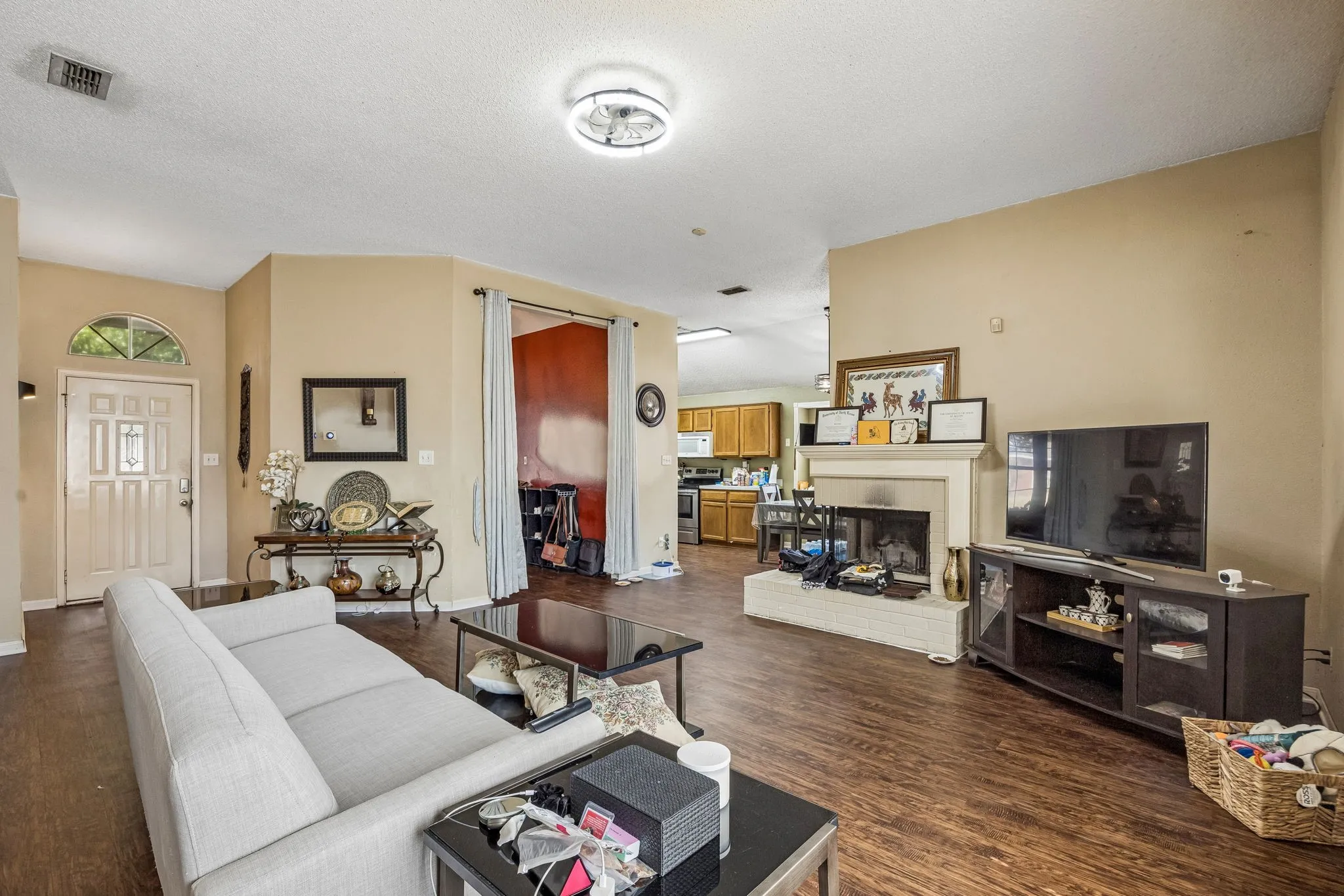 Single Family Residence For Sale in Denton County , 7100 Longo Drive, The Colony, Texas 75056, 3 Bedroom, 2 Bathroom, 2 Garage spaces, 1,667 Sqft, built in 1990, mls#21358525, Real Estate Agent in The Colony, Homes For Sale in Denton county, Homes For Sale in The Colony, Realtor in The Colony Texas, Real Estate Brokerage Independent Realty Texas, Luminita Cordes Realtor