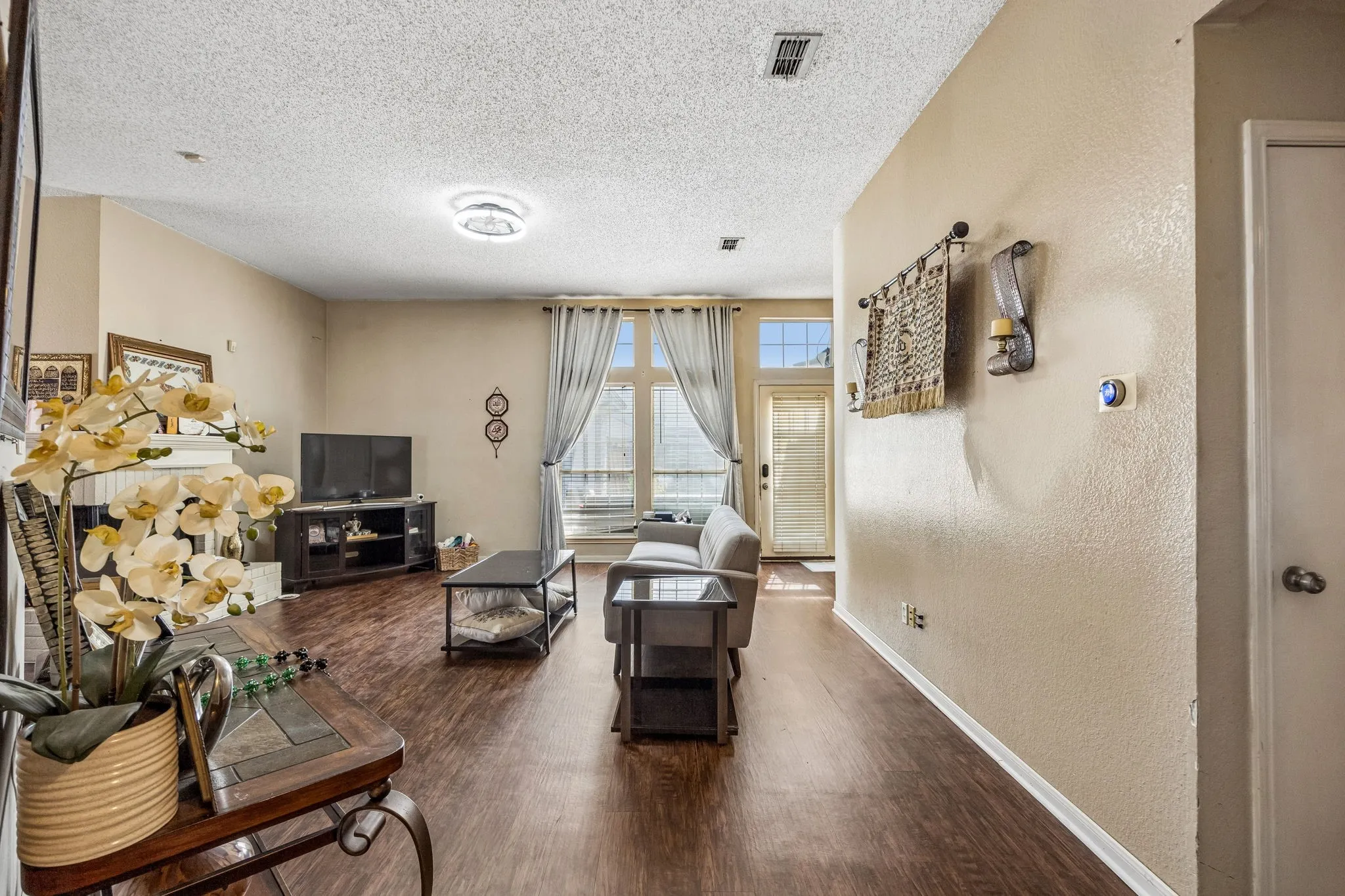 Single Family Residence For Sale in Denton County , 7100 Longo Drive, The Colony, Texas 75056, 3 Bedroom, 2 Bathroom, 2 Garage spaces, 1,667 Sqft, built in 1990, mls#21358525, Real Estate Agent in The Colony, Homes For Sale in Denton county, Homes For Sale in The Colony, Realtor in The Colony Texas, Real Estate Brokerage Independent Realty Texas, Luminita Cordes Realtor