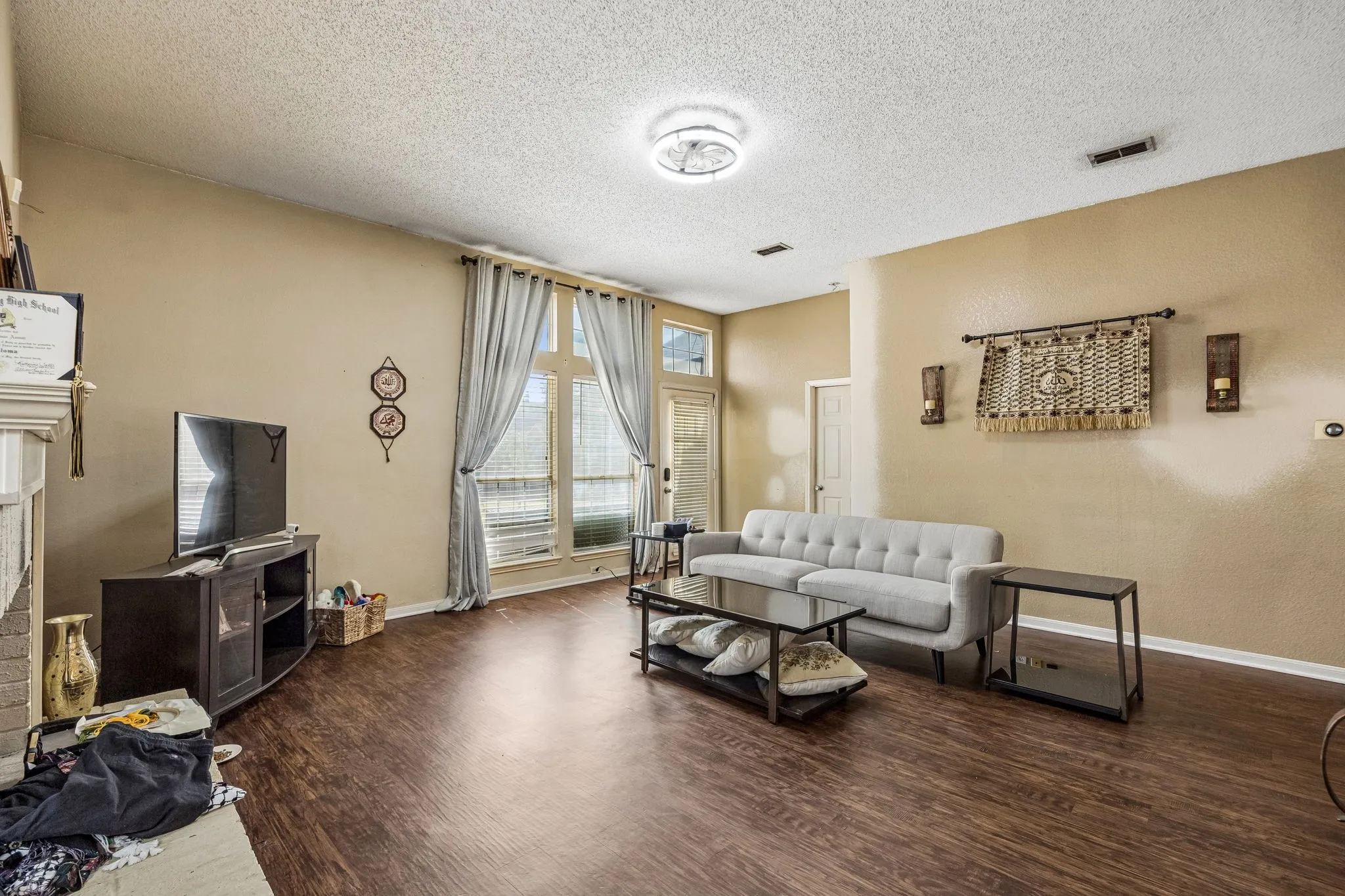 Single Family Residence For Sale in Denton County , 7100 Longo Drive, The Colony, Texas 75056, 3 Bedroom, 2 Bathroom, 2 Garage spaces, 1,667 Sqft, built in 1990, mls#21358525, Real Estate Agent in The Colony, Homes For Sale in Denton county, Homes For Sale in The Colony, Realtor in The Colony Texas, Real Estate Brokerage Independent Realty Texas, Luminita Cordes Realtor