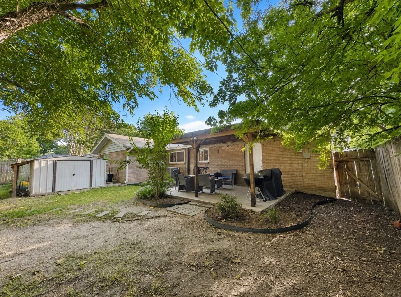 Single Family Residence For Sale in Tarrant County , 1109 Benbrook Terrace, Benbrook, Texas 76126, 3 Bedroom, 2 Bathroom, 1 Garage spaces, 1,155 Sqft, built in 1961, mls#21359160, Real Estate Agent in Benbrook, Homes For Sale in Tarrant county, Homes For Sale in Benbrook, Realtor in Benbrook Texas, Real Estate Brokerage Independent Realty Texas, Luminita Cordes Realtor