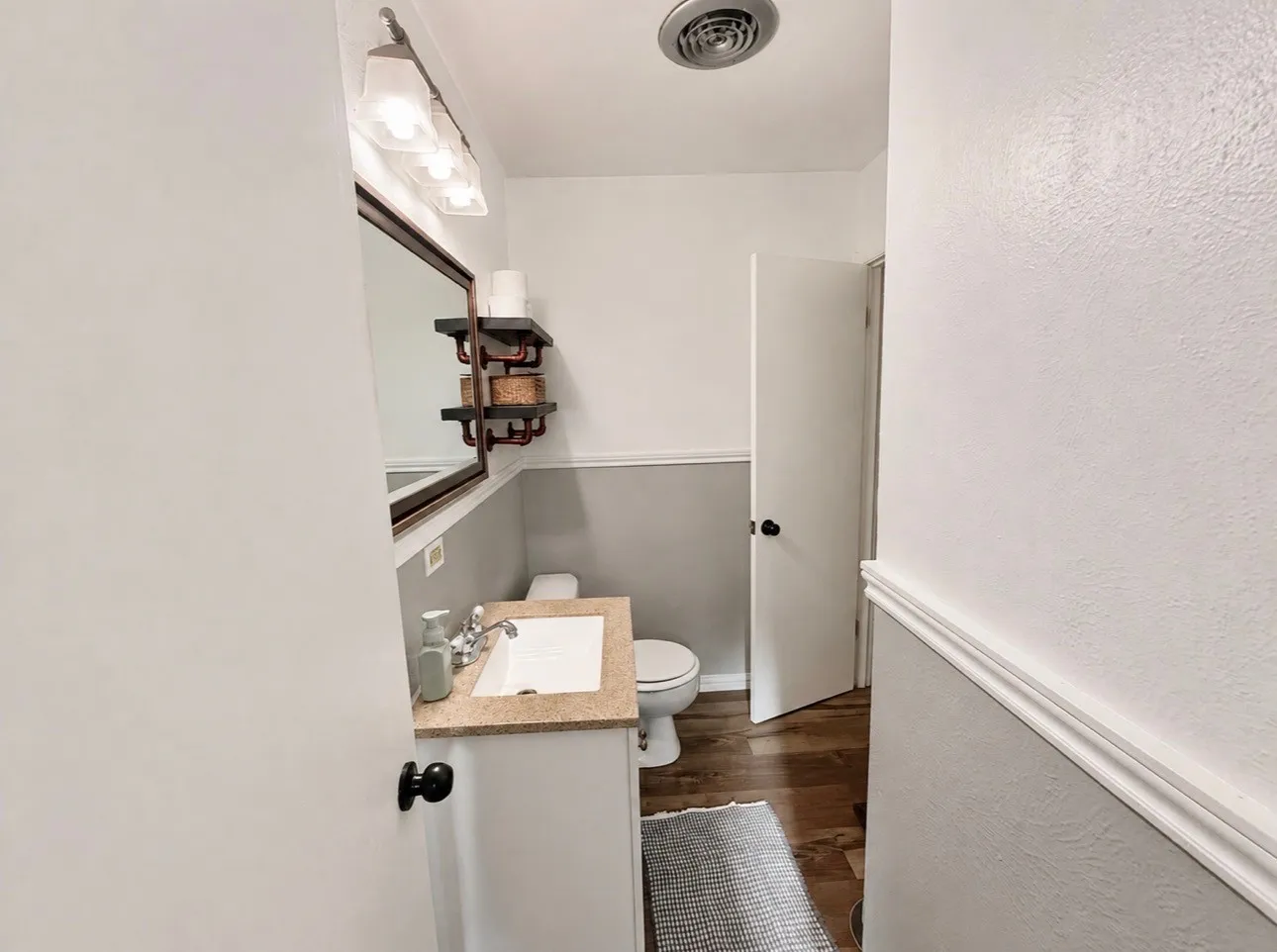 Single Family Residence For Sale in Tarrant County , 1109 Benbrook Terrace, Benbrook, Texas 76126, 3 Bedroom, 2 Bathroom, 1 Garage spaces, 1,155 Sqft, built in 1961, mls#21359160, Real Estate Agent in Benbrook, Homes For Sale in Tarrant county, Homes For Sale in Benbrook, Realtor in Benbrook Texas, Real Estate Brokerage Independent Realty Texas, Luminita Cordes Realtor