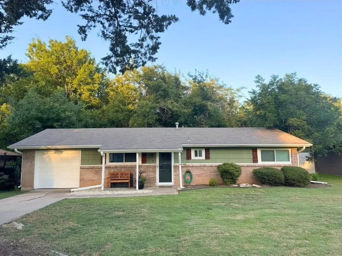 Single Family Residence For Sale in Tarrant County , 1109 Benbrook Terrace, Benbrook, Texas 76126, 3 Bedroom, 2 Bathroom, 1 Garage spaces, 1,155 Sqft, built in 1961, mls#21359160, Real Estate Agent in Benbrook, Homes For Sale in Tarrant county, Homes For Sale in Benbrook, Realtor in Benbrook Texas, Real Estate Brokerage Independent Realty Texas, Luminita Cordes Realtor