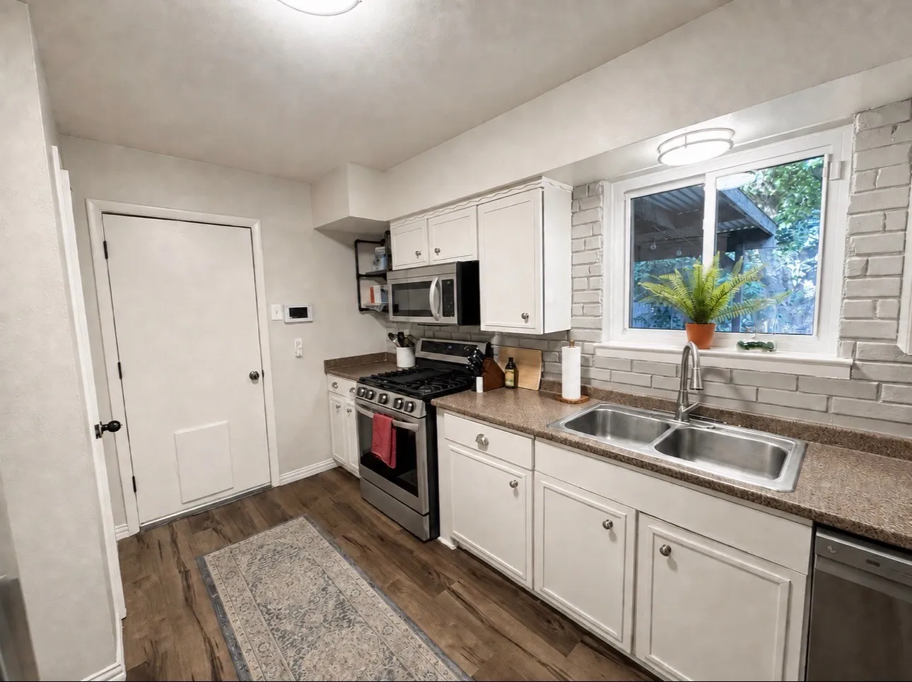 Single Family Residence For Sale in Tarrant County , 1109 Benbrook Terrace, Benbrook, Texas 76126, 3 Bedroom, 2 Bathroom, 1 Garage spaces, 1,155 Sqft, built in 1961, mls#21359160, Real Estate Agent in Benbrook, Homes For Sale in Tarrant county, Homes For Sale in Benbrook, Realtor in Benbrook Texas, Real Estate Brokerage Independent Realty Texas, Luminita Cordes Realtor