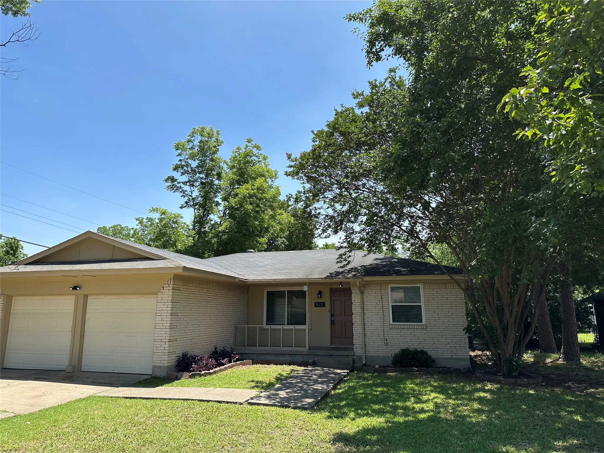 Single Family Residence For Sale in Kaufman County , 922 Downing Street, Forney, Texas 75126, 3 Bedroom, 2 Bathroom, 2 Garage spaces, 1,432 Sqft, built in 1975, mls#21335174, Real Estate Agent in Forney, Homes For Sale in Kaufman county, Homes For Sale in Forney, Realtor in Forney Texas, Real Estate Brokerage Independent Realty Texas, Luminita Cordes Realtor