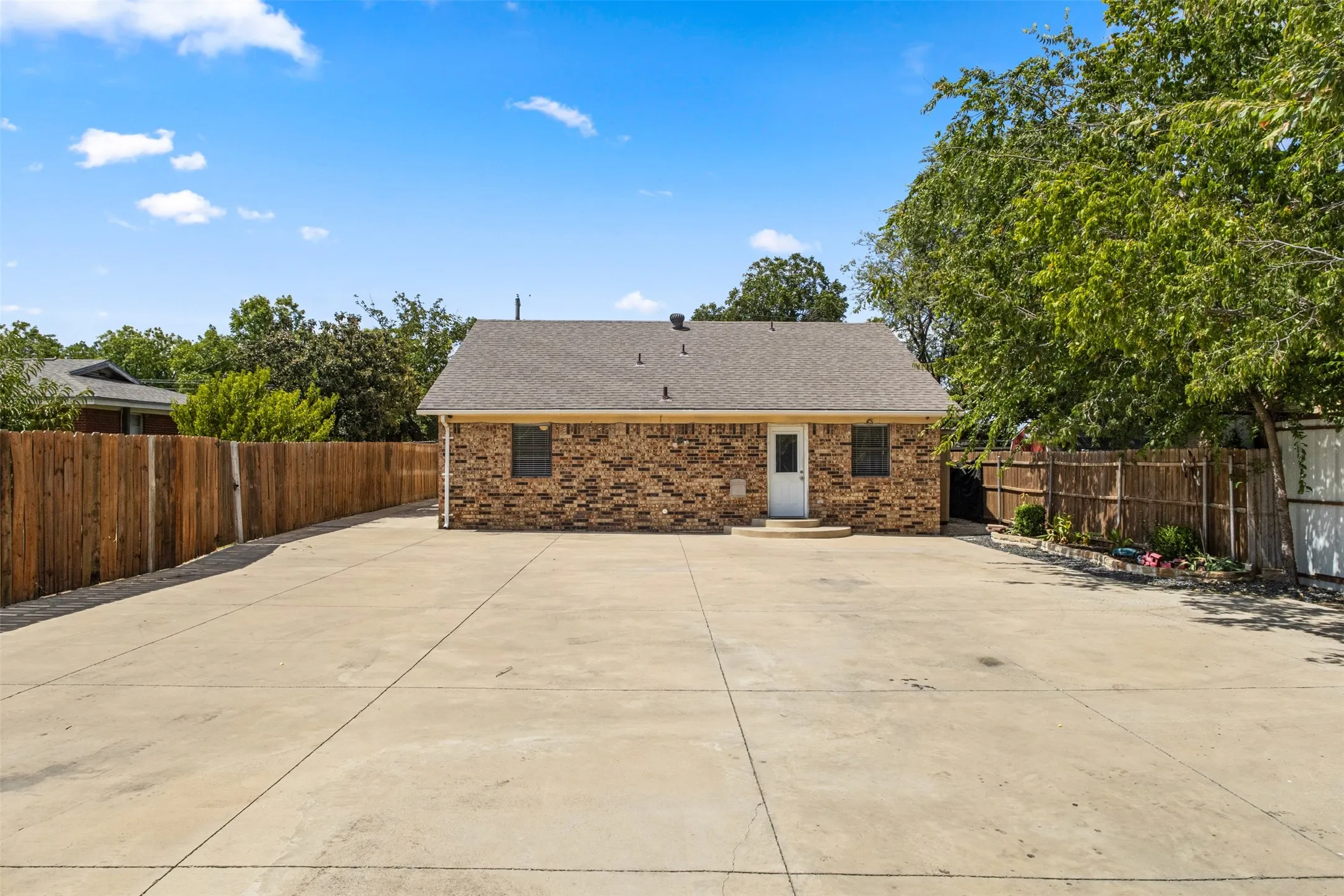 Single Family Residence For Rent in Tarrant County , 207 Washington Avenue, Saginaw, Texas 76179, 4 Bedroom, 2 Bathroom, 1 Garage spaces, 1,400 Sqft, built in 1986, mls#21359503, Real Estate Agent in Saginaw, Homes For Rent in Tarrant county, Homes For Rent in Saginaw, Realtor in Saginaw Texas, Real Estate Brokerage Independent Realty Texas, Luminita Cordes Realtor