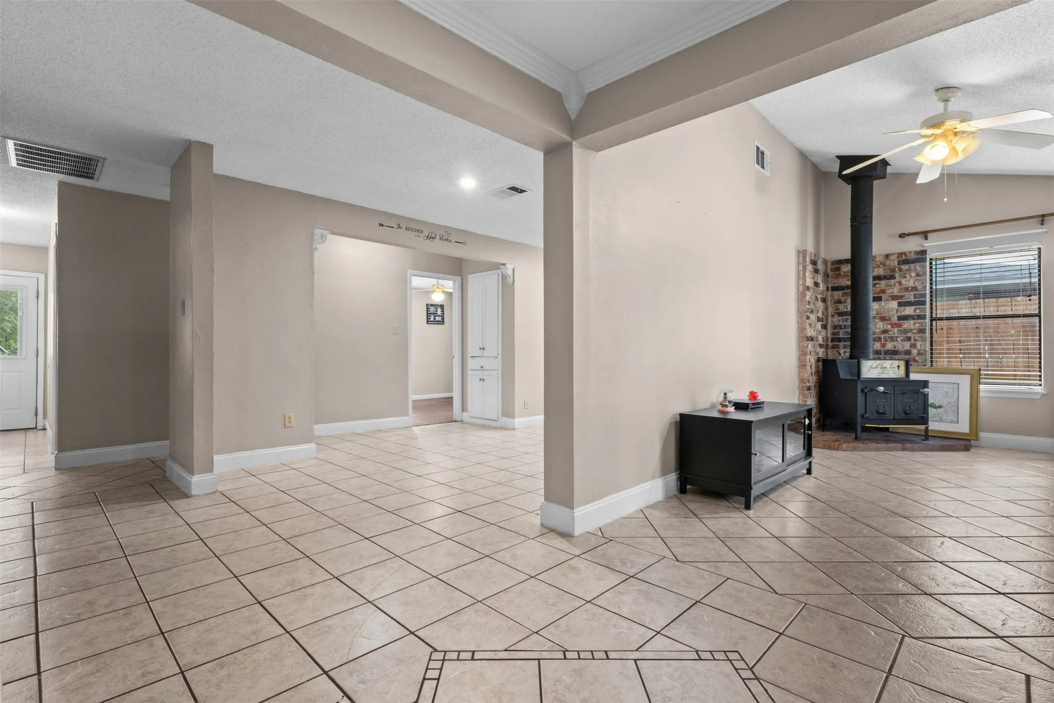 Single Family Residence For Rent in Tarrant County , 207 Washington Avenue, Saginaw, Texas 76179, 4 Bedroom, 2 Bathroom, 1 Garage spaces, 1,400 Sqft, built in 1986, mls#21359503, Real Estate Agent in Saginaw, Homes For Rent in Tarrant county, Homes For Rent in Saginaw, Realtor in Saginaw Texas, Real Estate Brokerage Independent Realty Texas, Luminita Cordes Realtor