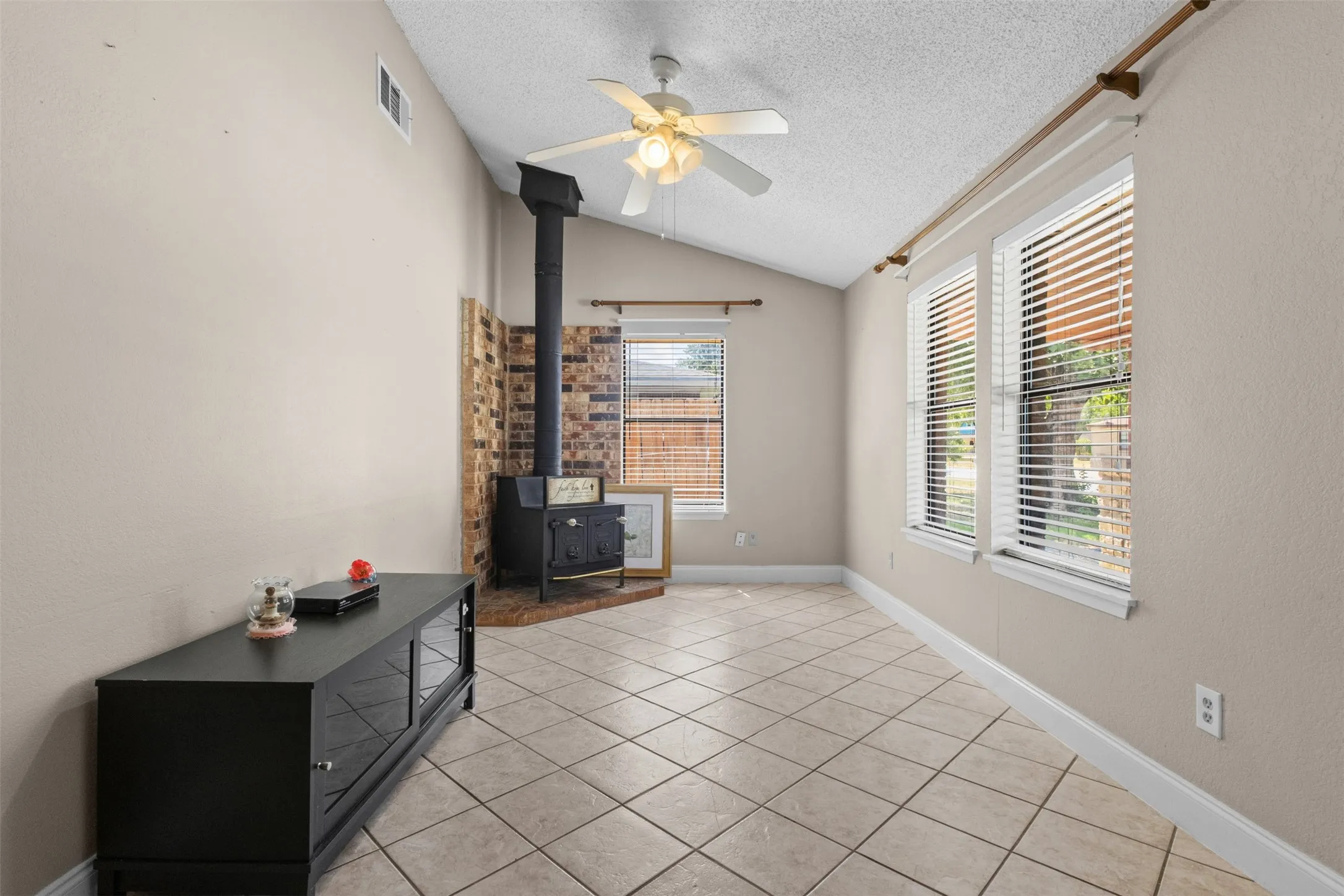Single Family Residence For Rent in Tarrant County , 207 Washington Avenue, Saginaw, Texas 76179, 4 Bedroom, 2 Bathroom, 1 Garage spaces, 1,400 Sqft, built in 1986, mls#21359503, Real Estate Agent in Saginaw, Homes For Rent in Tarrant county, Homes For Rent in Saginaw, Realtor in Saginaw Texas, Real Estate Brokerage Independent Realty Texas, Luminita Cordes Realtor