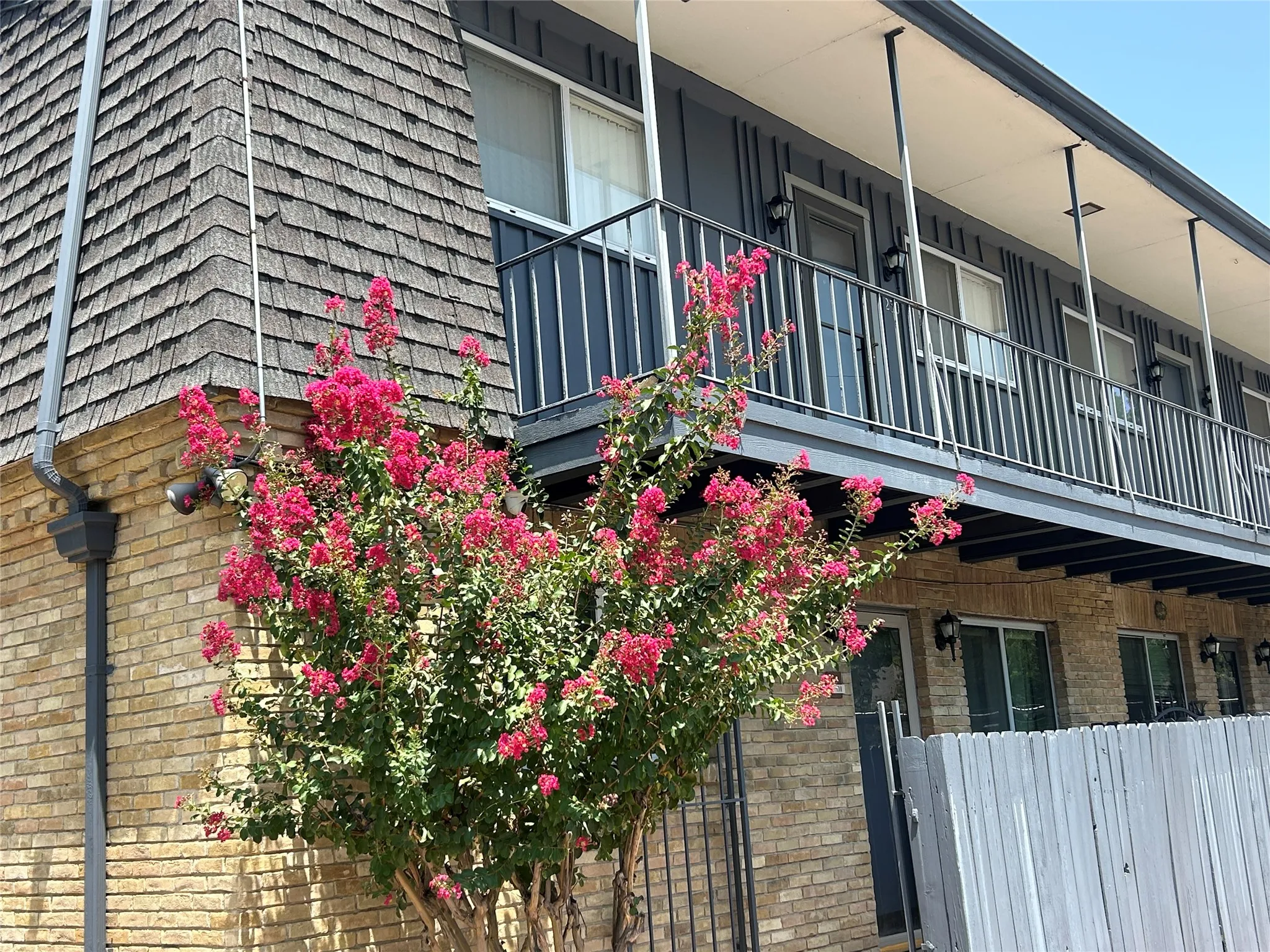 Condominium For Sale in Dallas County , 5014 Les Chateaux Drive 230, Dallas, Texas 75235, 2 Bedroom, 2 Bathroom, Garage spaces, 1,020 Sqft, built in 1963, mls#21342006, Real Estate Agent in Dallas, Homes For Sale in Dallas county, Homes For Sale in Dallas, Realtor in Dallas Texas, Real Estate Brokerage Independent Realty Texas, Luminita Cordes Realtor