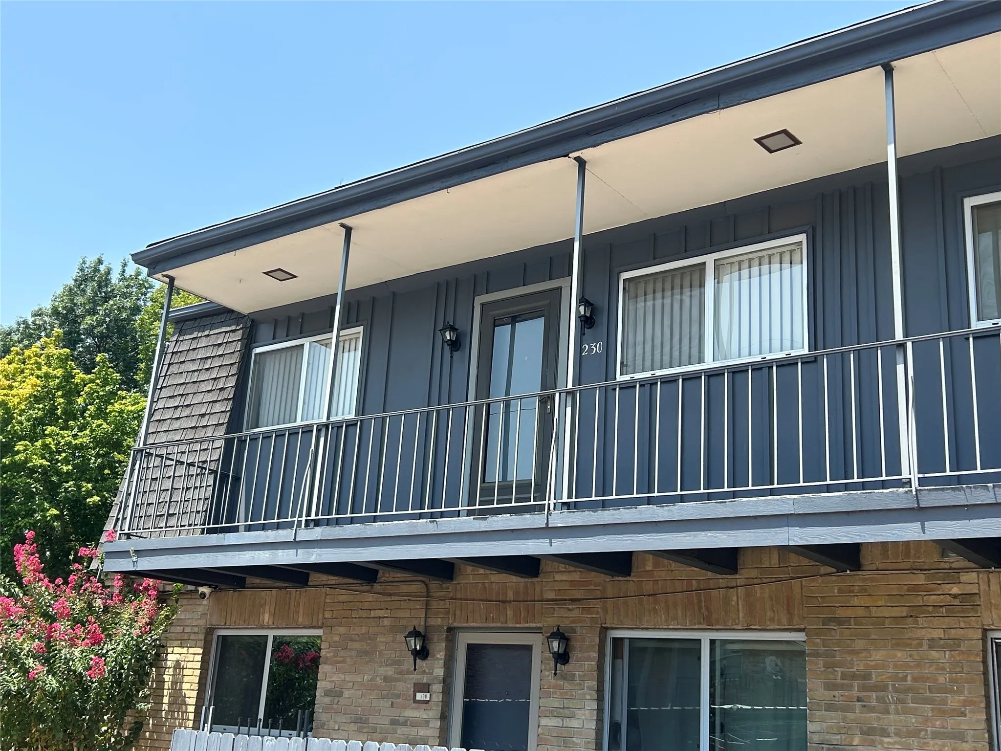 Condominium For Sale in Dallas County , 5014 Les Chateaux Drive 230, Dallas, Texas 75235, 2 Bedroom, 2 Bathroom, Garage spaces, 1,020 Sqft, built in 1963, mls#21342006, Real Estate Agent in Dallas, Homes For Sale in Dallas county, Homes For Sale in Dallas, Realtor in Dallas Texas, Real Estate Brokerage Independent Realty Texas, Luminita Cordes Realtor