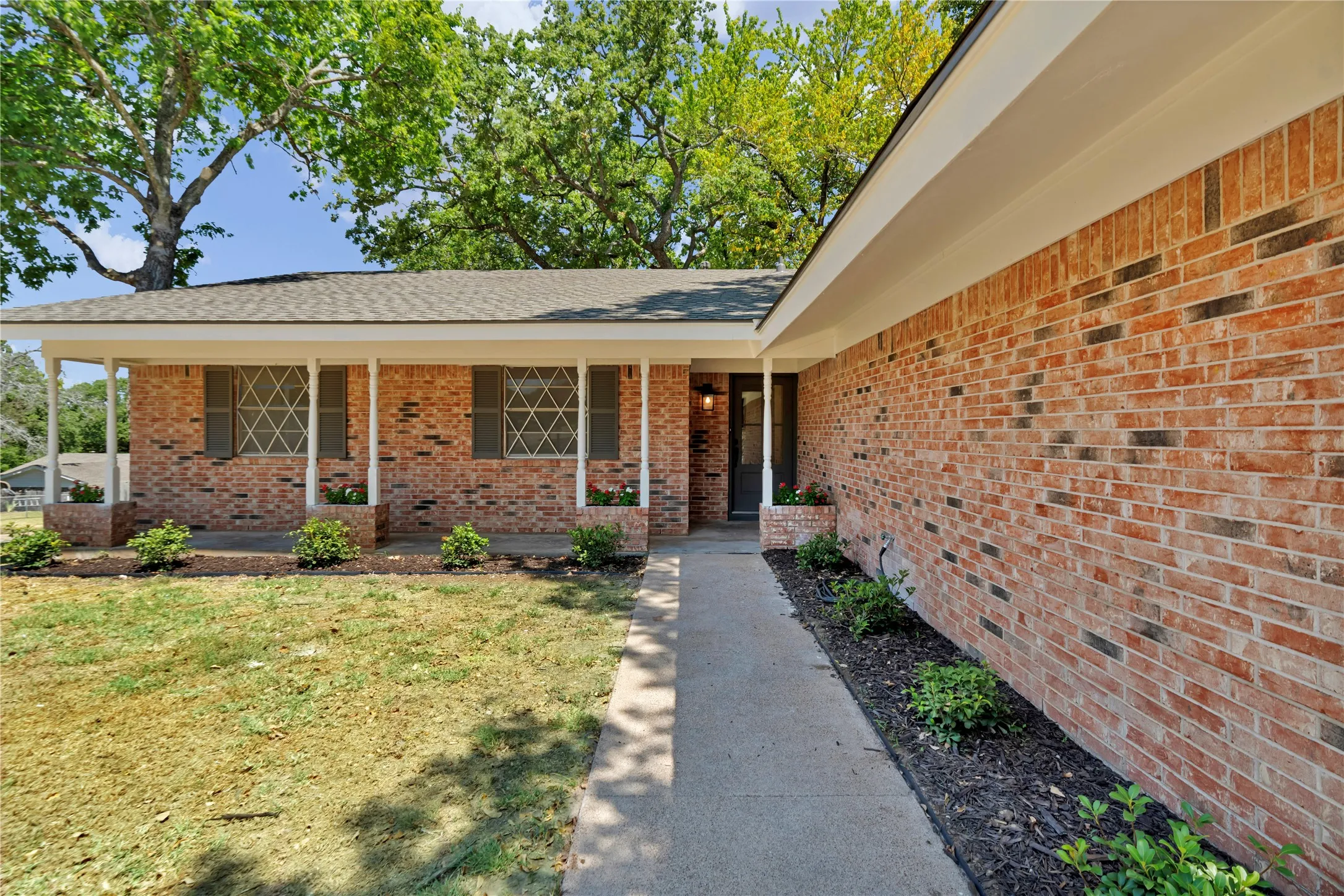 Single Family Residence For Sale in Parker County , 601 State Street, Weatherford, Texas 76086, 4 Bedroom, 2 Bathroom, 2 Garage spaces, 1,593 Sqft, built in 1968, mls#21356490, Real Estate Agent in Weatherford, Homes For Sale in Parker county, Homes For Sale in Weatherford, Realtor in Weatherford Texas, Real Estate Brokerage Independent Realty Texas, Luminita Cordes Realtor