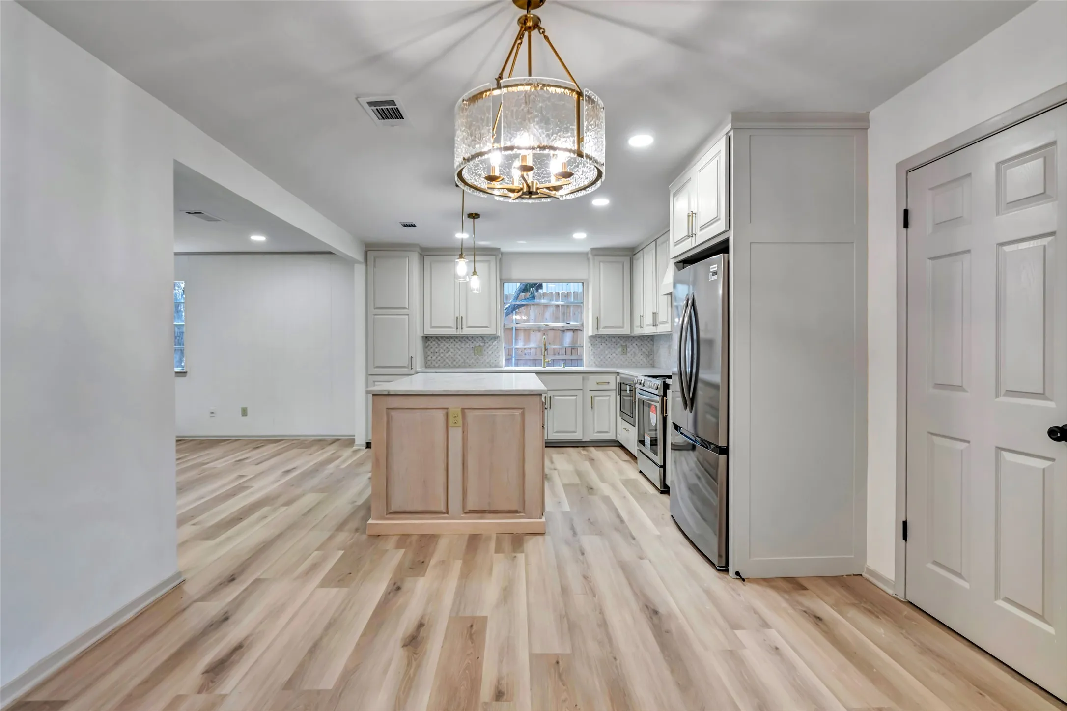 Single Family Residence For Sale in Parker County , 601 State Street, Weatherford, Texas 76086, 4 Bedroom, 2 Bathroom, 2 Garage spaces, 1,593 Sqft, built in 1968, mls#21356490, Real Estate Agent in Weatherford, Homes For Sale in Parker county, Homes For Sale in Weatherford, Realtor in Weatherford Texas, Real Estate Brokerage Independent Realty Texas, Luminita Cordes Realtor