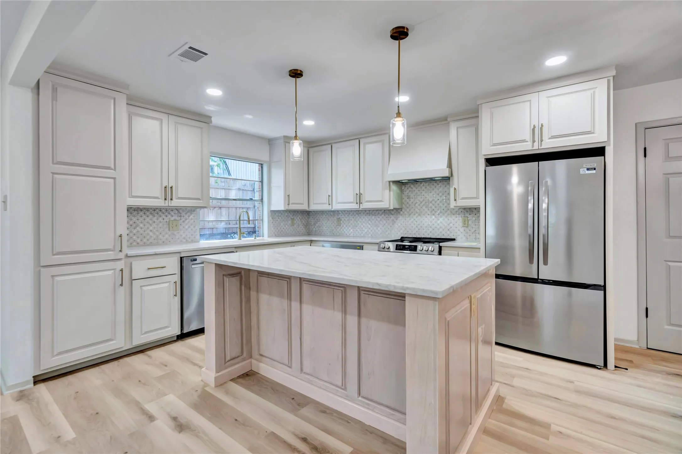 Single Family Residence For Sale in Parker County , 601 State Street, Weatherford, Texas 76086, 4 Bedroom, 2 Bathroom, 2 Garage spaces, 1,593 Sqft, built in 1968, mls#21356490, Real Estate Agent in Weatherford, Homes For Sale in Parker county, Homes For Sale in Weatherford, Realtor in Weatherford Texas, Real Estate Brokerage Independent Realty Texas, Luminita Cordes Realtor