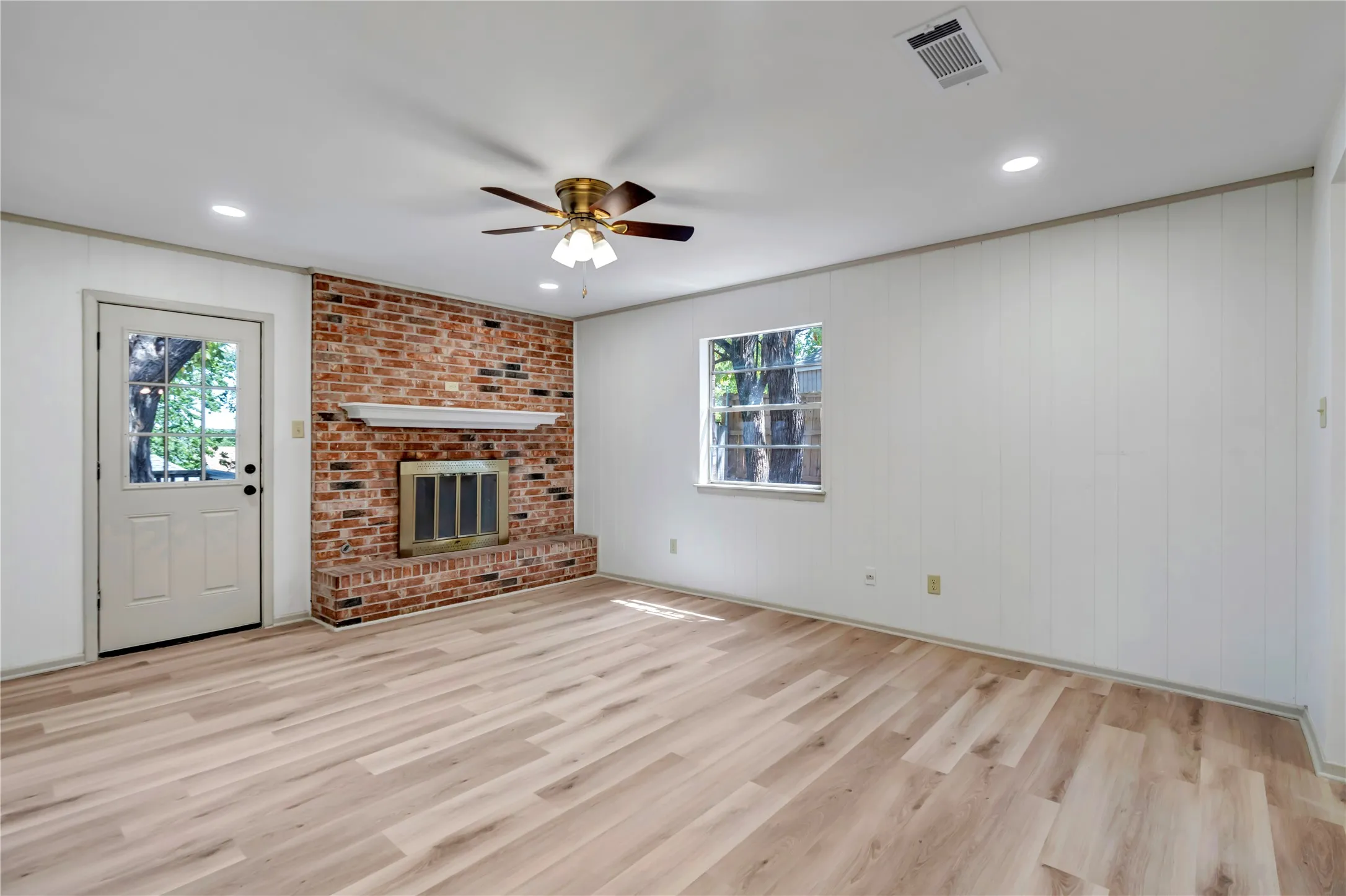 Single Family Residence For Sale in Parker County , 601 State Street, Weatherford, Texas 76086, 4 Bedroom, 2 Bathroom, 2 Garage spaces, 1,593 Sqft, built in 1968, mls#21356490, Real Estate Agent in Weatherford, Homes For Sale in Parker county, Homes For Sale in Weatherford, Realtor in Weatherford Texas, Real Estate Brokerage Independent Realty Texas, Luminita Cordes Realtor