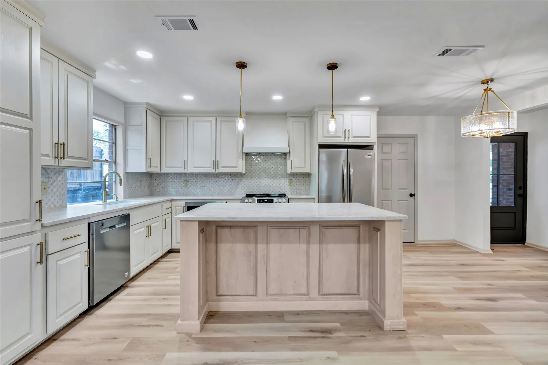 Single Family Residence For Sale in Parker County , 601 State Street, Weatherford, Texas 76086, 4 Bedroom, 2 Bathroom, 2 Garage spaces, 1,593 Sqft, built in 1968, mls#21356490, Real Estate Agent in Weatherford, Homes For Sale in Parker county, Homes For Sale in Weatherford, Realtor in Weatherford Texas, Real Estate Brokerage Independent Realty Texas, Luminita Cordes Realtor
