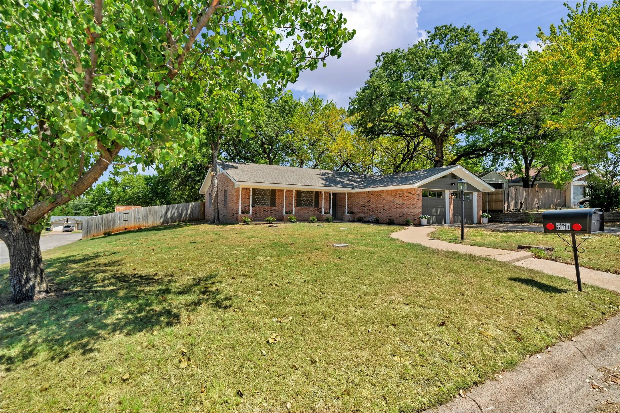 Single Family Residence For Sale in Parker County , 601 State Street, Weatherford, Texas 76086, 4 Bedroom, 2 Bathroom, 2 Garage spaces, 1,593 Sqft, built in 1968, mls#21356490, Real Estate Agent in Weatherford, Homes For Sale in Parker county, Homes For Sale in Weatherford, Realtor in Weatherford Texas, Real Estate Brokerage Independent Realty Texas, Luminita Cordes Realtor
