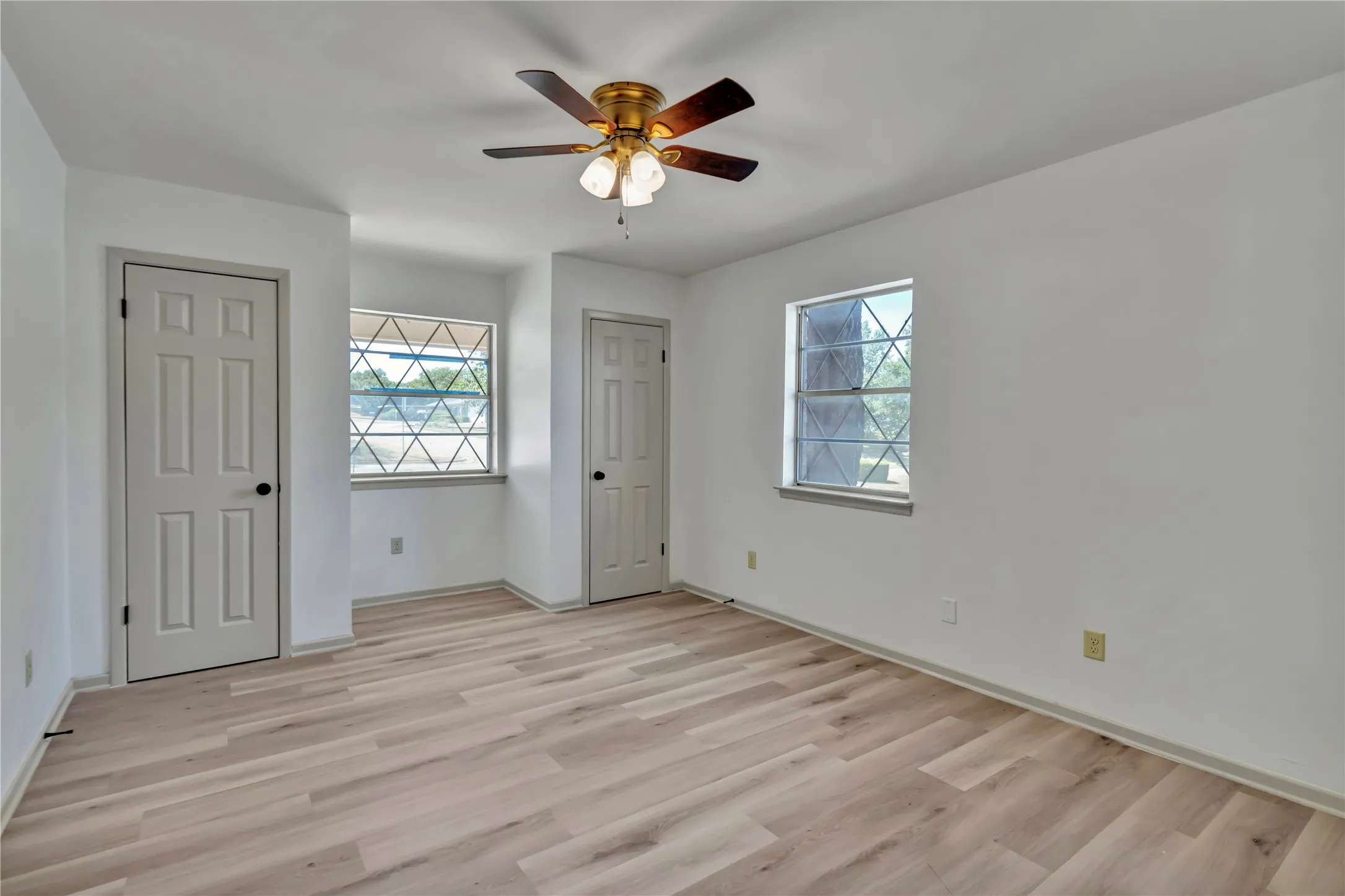 Single Family Residence For Sale in Parker County , 601 State Street, Weatherford, Texas 76086, 4 Bedroom, 2 Bathroom, 2 Garage spaces, 1,593 Sqft, built in 1968, mls#21356490, Real Estate Agent in Weatherford, Homes For Sale in Parker county, Homes For Sale in Weatherford, Realtor in Weatherford Texas, Real Estate Brokerage Independent Realty Texas, Luminita Cordes Realtor