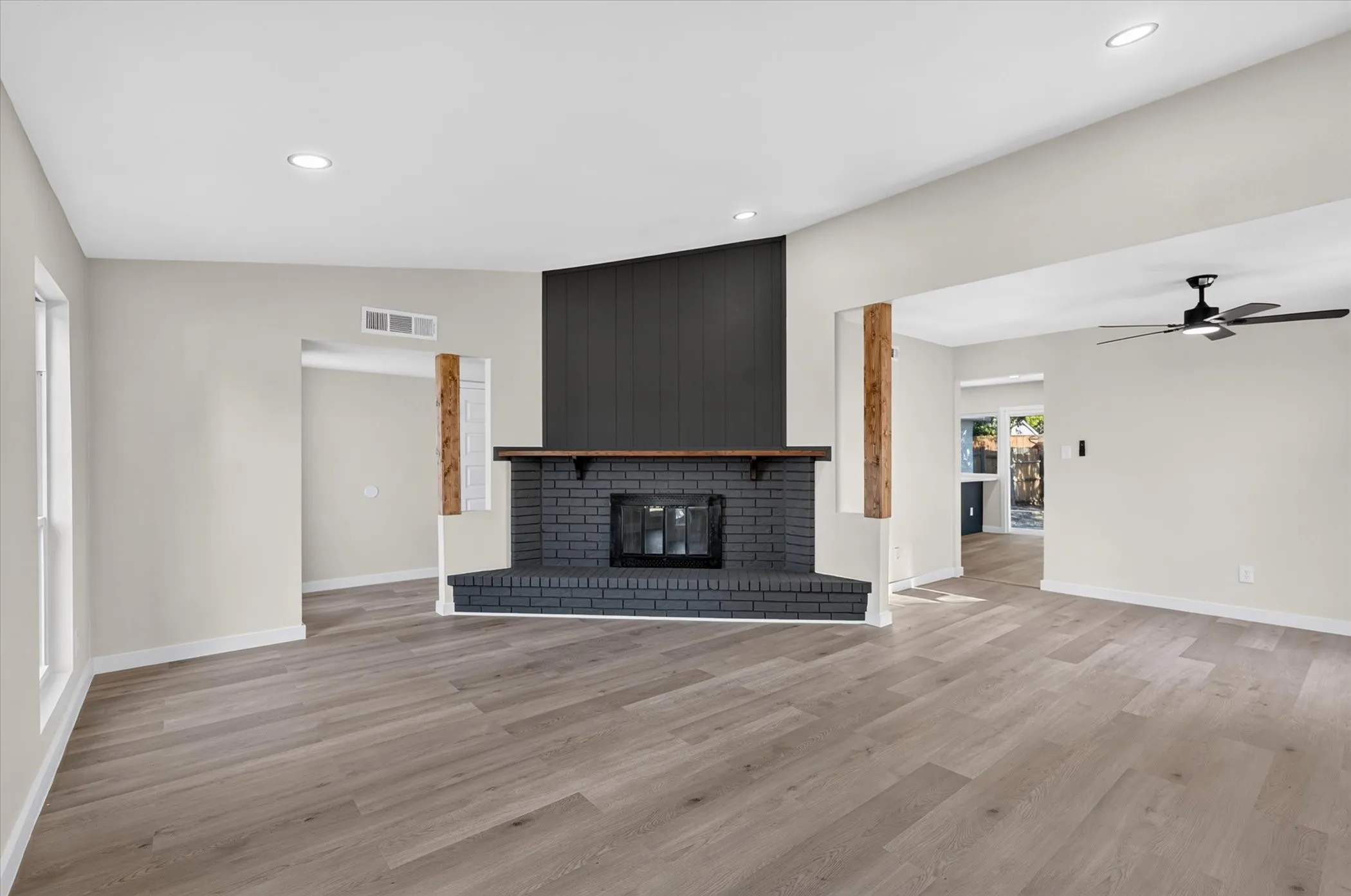 Single Family Residence For Sale in Dallas County , 3045 Villa Sur Trail, Dallas, Texas 75228, 3 Bedroom, 2 Bathroom, 2 Garage spaces, 1,674 Sqft, built in 1980, mls#21359443, Real Estate Agent in Dallas, Homes For Sale in Dallas county, Homes For Sale in Dallas, Realtor in Dallas Texas, Real Estate Brokerage Independent Realty Texas, Luminita Cordes Realtor