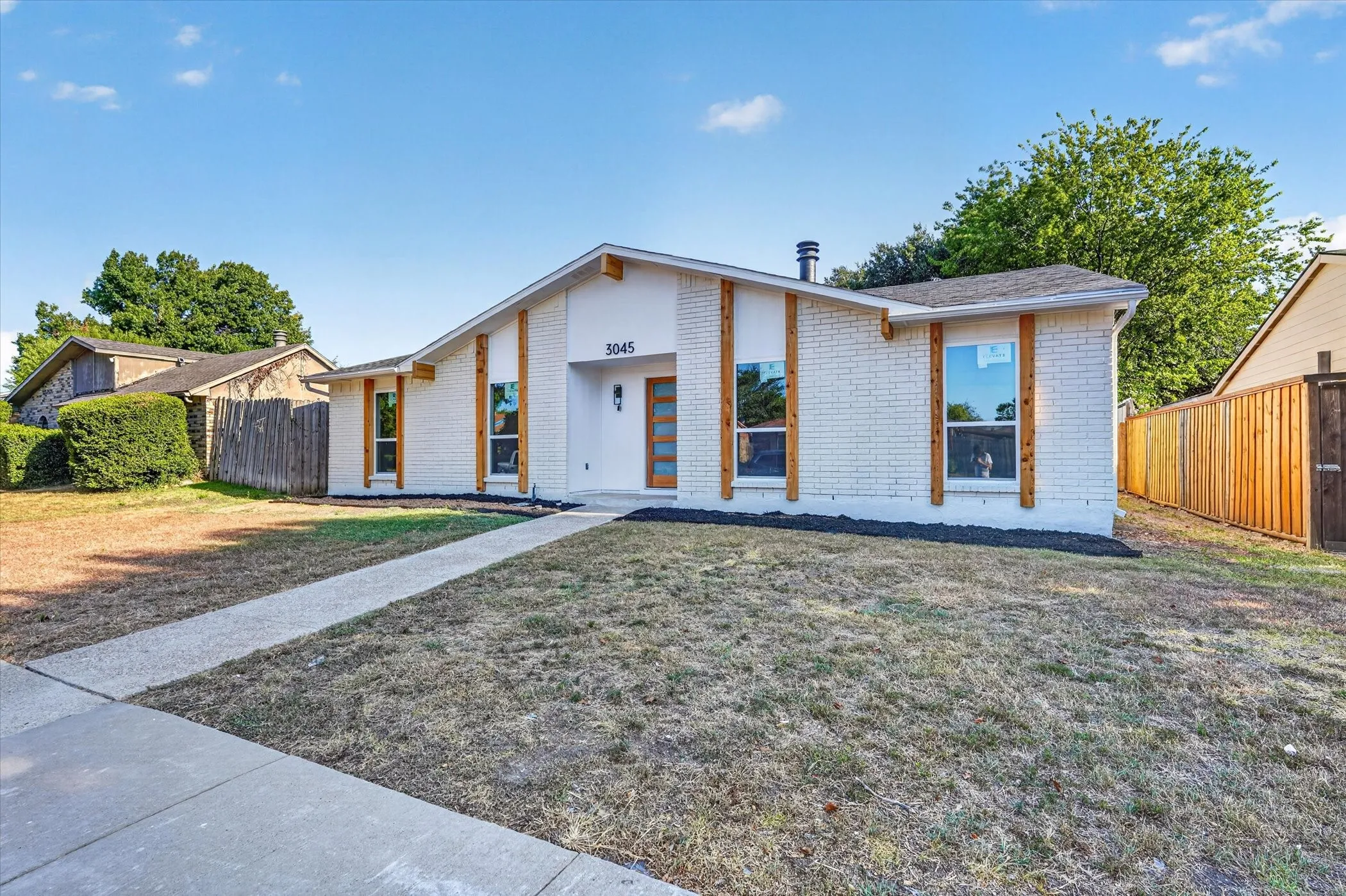 Single Family Residence For Sale in Dallas County , 3045 Villa Sur Trail, Dallas, Texas 75228, 3 Bedroom, 2 Bathroom, 2 Garage spaces, 1,674 Sqft, built in 1980, mls#21359443, Real Estate Agent in Dallas, Homes For Sale in Dallas county, Homes For Sale in Dallas, Realtor in Dallas Texas, Real Estate Brokerage Independent Realty Texas, Luminita Cordes Realtor