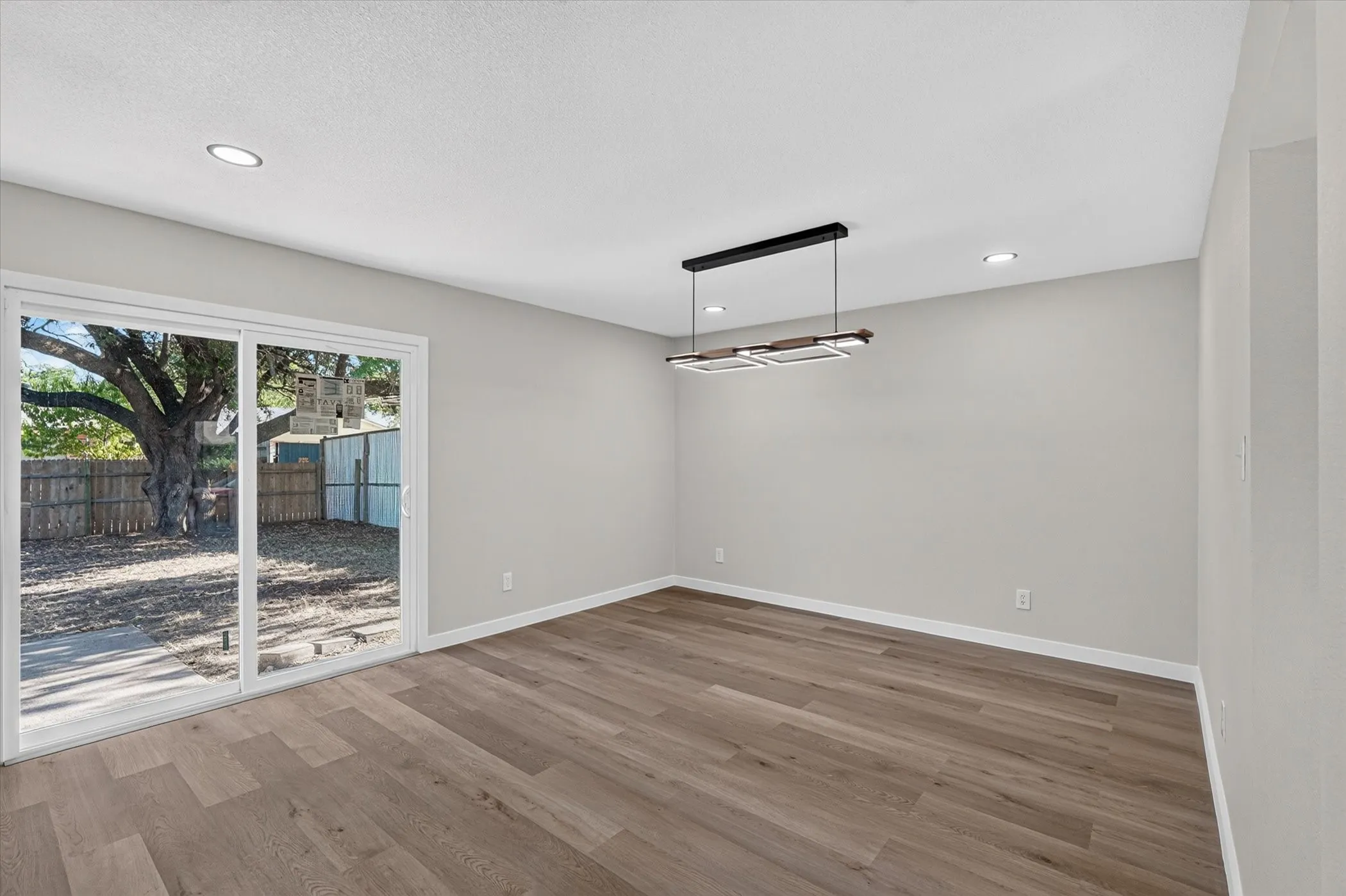 Single Family Residence For Sale in Dallas County , 3045 Villa Sur Trail, Dallas, Texas 75228, 3 Bedroom, 2 Bathroom, 2 Garage spaces, 1,674 Sqft, built in 1980, mls#21359443, Real Estate Agent in Dallas, Homes For Sale in Dallas county, Homes For Sale in Dallas, Realtor in Dallas Texas, Real Estate Brokerage Independent Realty Texas, Luminita Cordes Realtor