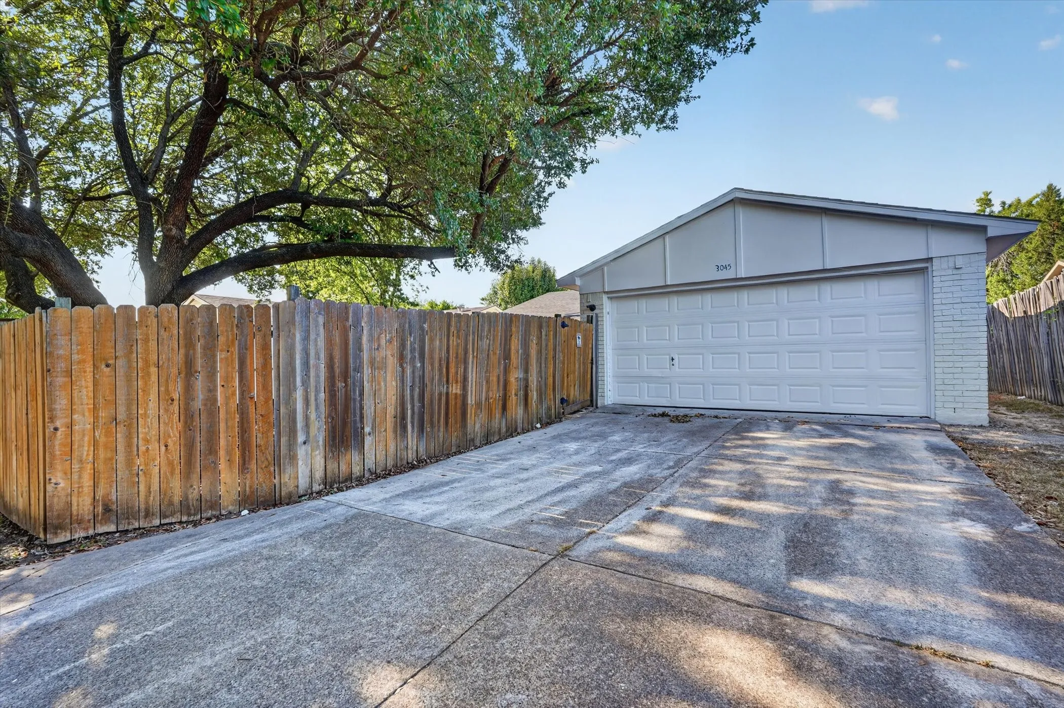Single Family Residence For Sale in Dallas County , 3045 Villa Sur Trail, Dallas, Texas 75228, 3 Bedroom, 2 Bathroom, 2 Garage spaces, 1,674 Sqft, built in 1980, mls#21359443, Real Estate Agent in Dallas, Homes For Sale in Dallas county, Homes For Sale in Dallas, Realtor in Dallas Texas, Real Estate Brokerage Independent Realty Texas, Luminita Cordes Realtor