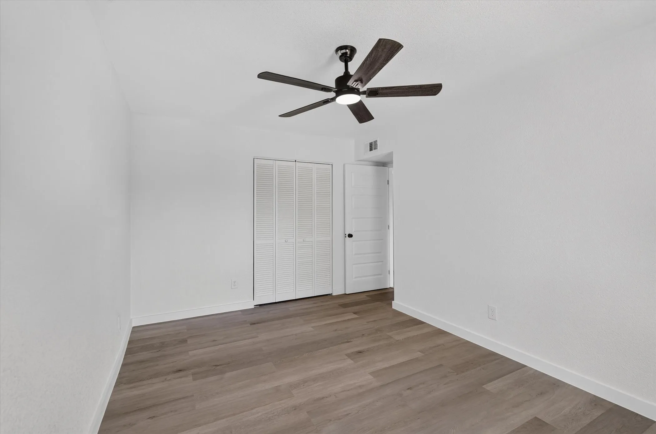 Single Family Residence For Sale in Dallas County , 3045 Villa Sur Trail, Dallas, Texas 75228, 3 Bedroom, 2 Bathroom, 2 Garage spaces, 1,674 Sqft, built in 1980, mls#21359443, Real Estate Agent in Dallas, Homes For Sale in Dallas county, Homes For Sale in Dallas, Realtor in Dallas Texas, Real Estate Brokerage Independent Realty Texas, Luminita Cordes Realtor