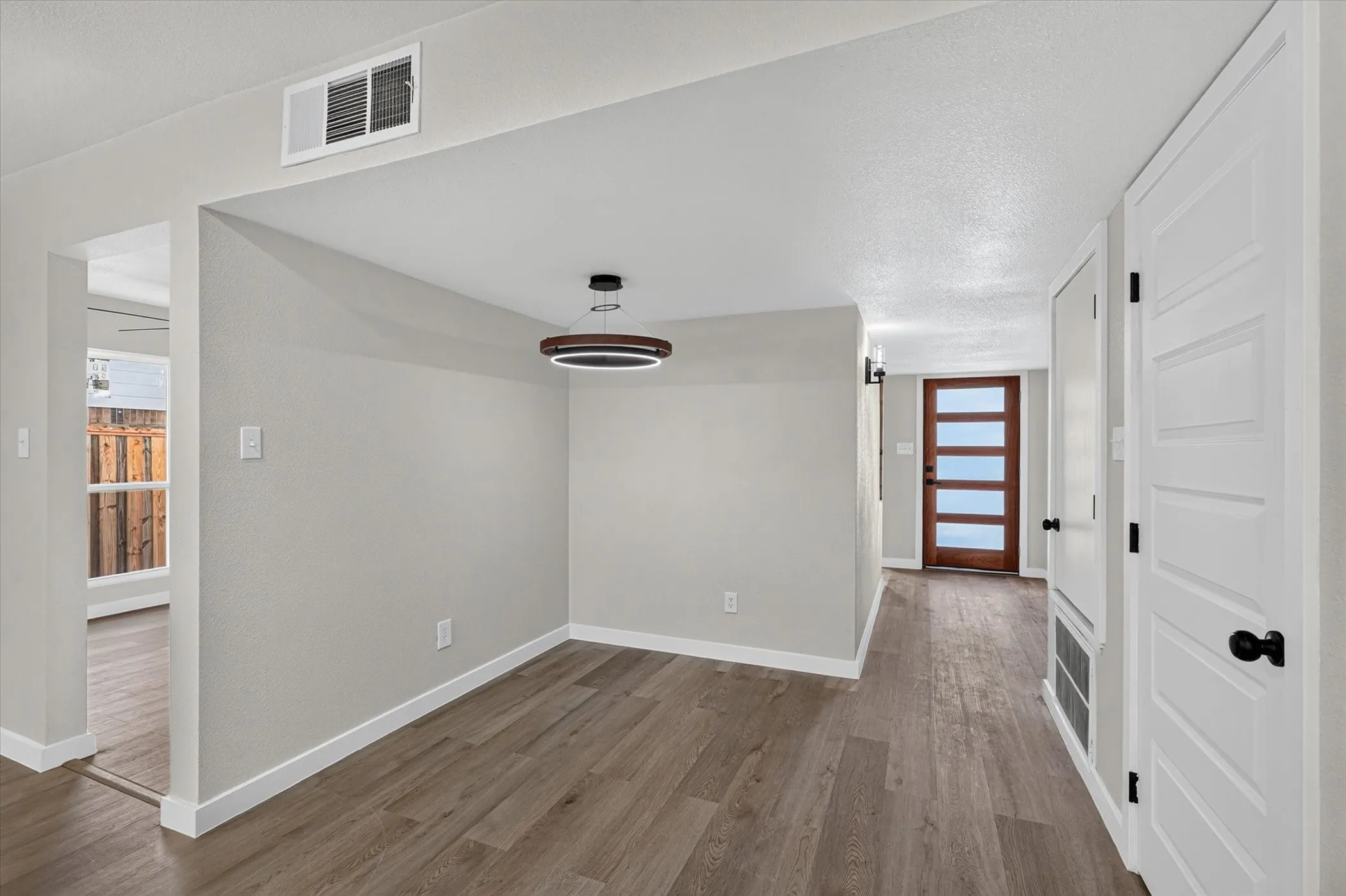 Single Family Residence For Sale in Dallas County , 3045 Villa Sur Trail, Dallas, Texas 75228, 3 Bedroom, 2 Bathroom, 2 Garage spaces, 1,674 Sqft, built in 1980, mls#21359443, Real Estate Agent in Dallas, Homes For Sale in Dallas county, Homes For Sale in Dallas, Realtor in Dallas Texas, Real Estate Brokerage Independent Realty Texas, Luminita Cordes Realtor
