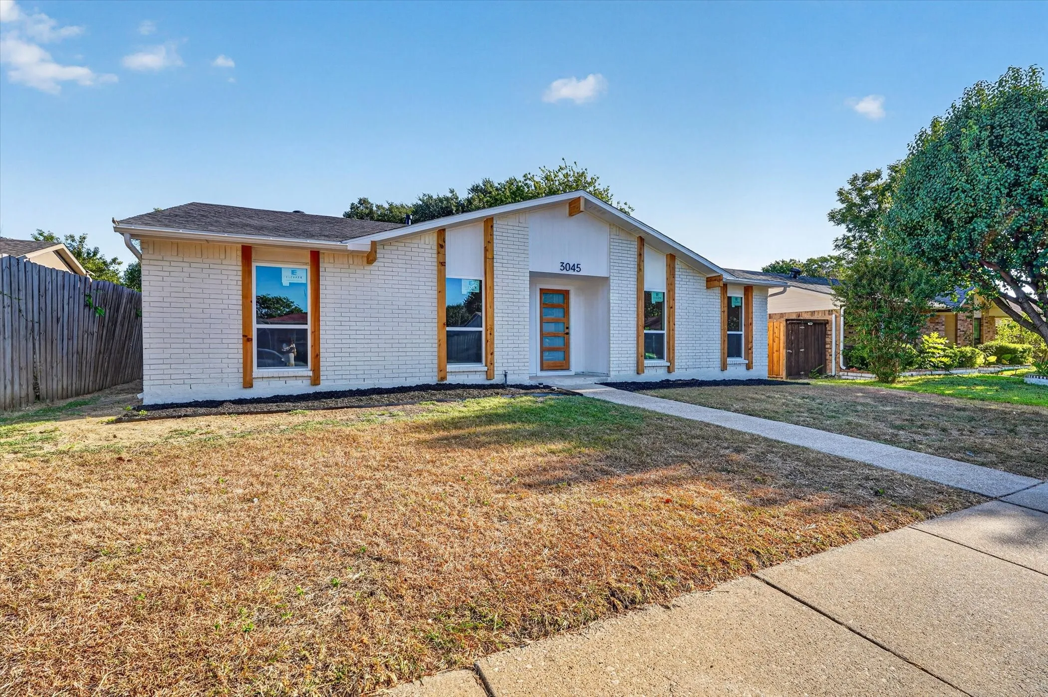 Single Family Residence For Sale in Dallas County , 3045 Villa Sur Trail, Dallas, Texas 75228, 3 Bedroom, 2 Bathroom, 2 Garage spaces, 1,674 Sqft, built in 1980, mls#21359443, Real Estate Agent in Dallas, Homes For Sale in Dallas county, Homes For Sale in Dallas, Realtor in Dallas Texas, Real Estate Brokerage Independent Realty Texas, Luminita Cordes Realtor