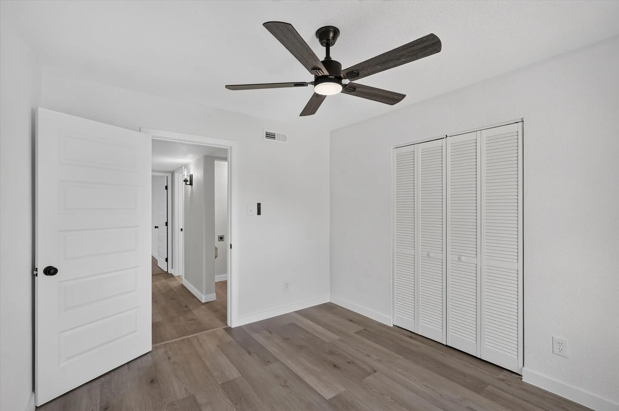 Single Family Residence For Sale in Dallas County , 3045 Villa Sur Trail, Dallas, Texas 75228, 3 Bedroom, 2 Bathroom, 2 Garage spaces, 1,674 Sqft, built in 1980, mls#21359443, Real Estate Agent in Dallas, Homes For Sale in Dallas county, Homes For Sale in Dallas, Realtor in Dallas Texas, Real Estate Brokerage Independent Realty Texas, Luminita Cordes Realtor