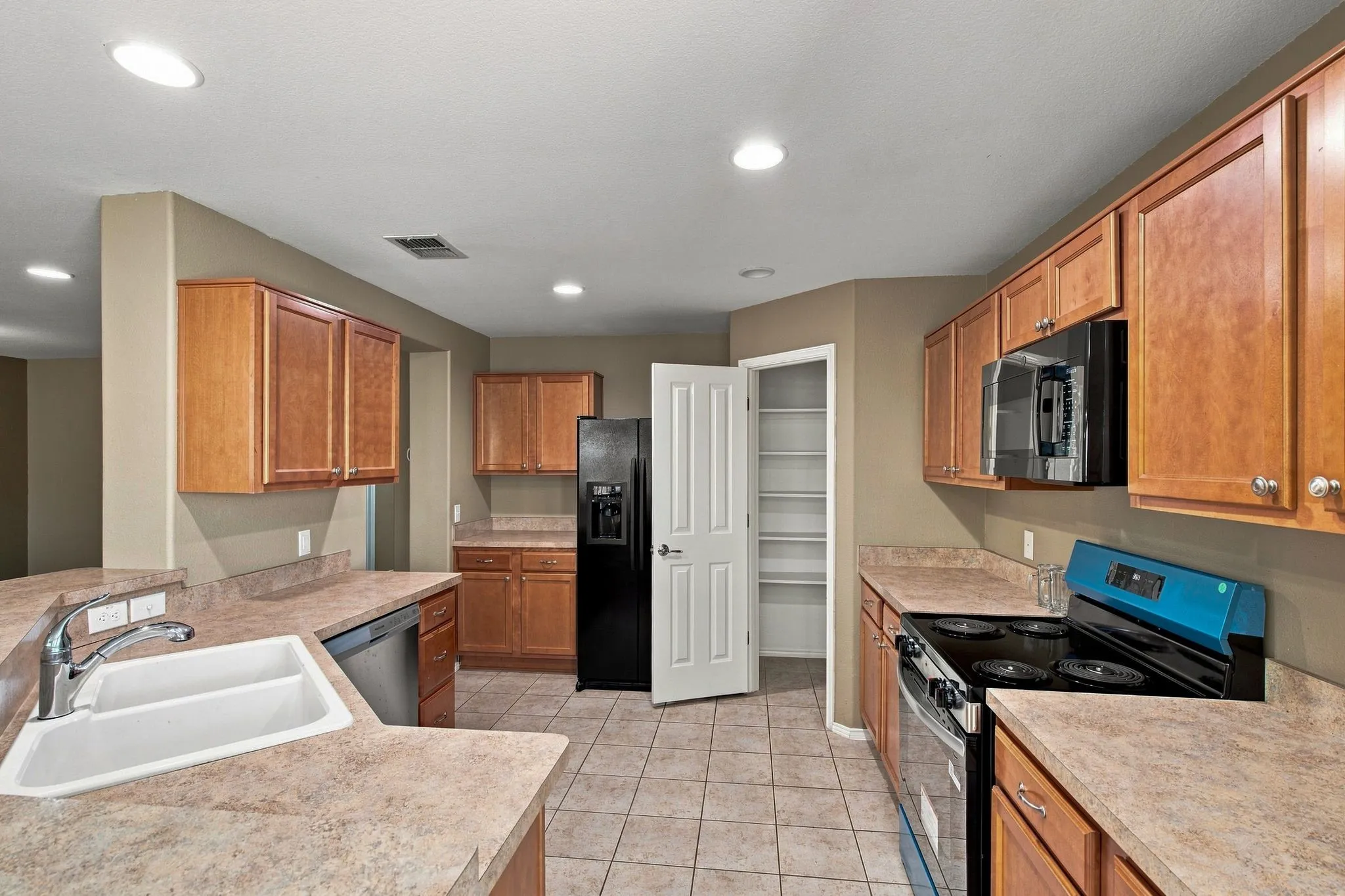 Single Family Residence For Rent in Tarrant County , 4521 Sheldon Trail, Fort Worth, Texas 76244, 3 Bedroom, 2 Bathroom, 2 Garage spaces, 1,840 Sqft, built in 2009, mls#21359538, Real Estate Agent in Fort Worth, Homes For Rent in Tarrant county, Homes For Rent in Fort Worth, Realtor in Fort Worth Texas, Real Estate Brokerage Independent Realty Texas, Luminita Cordes Realtor